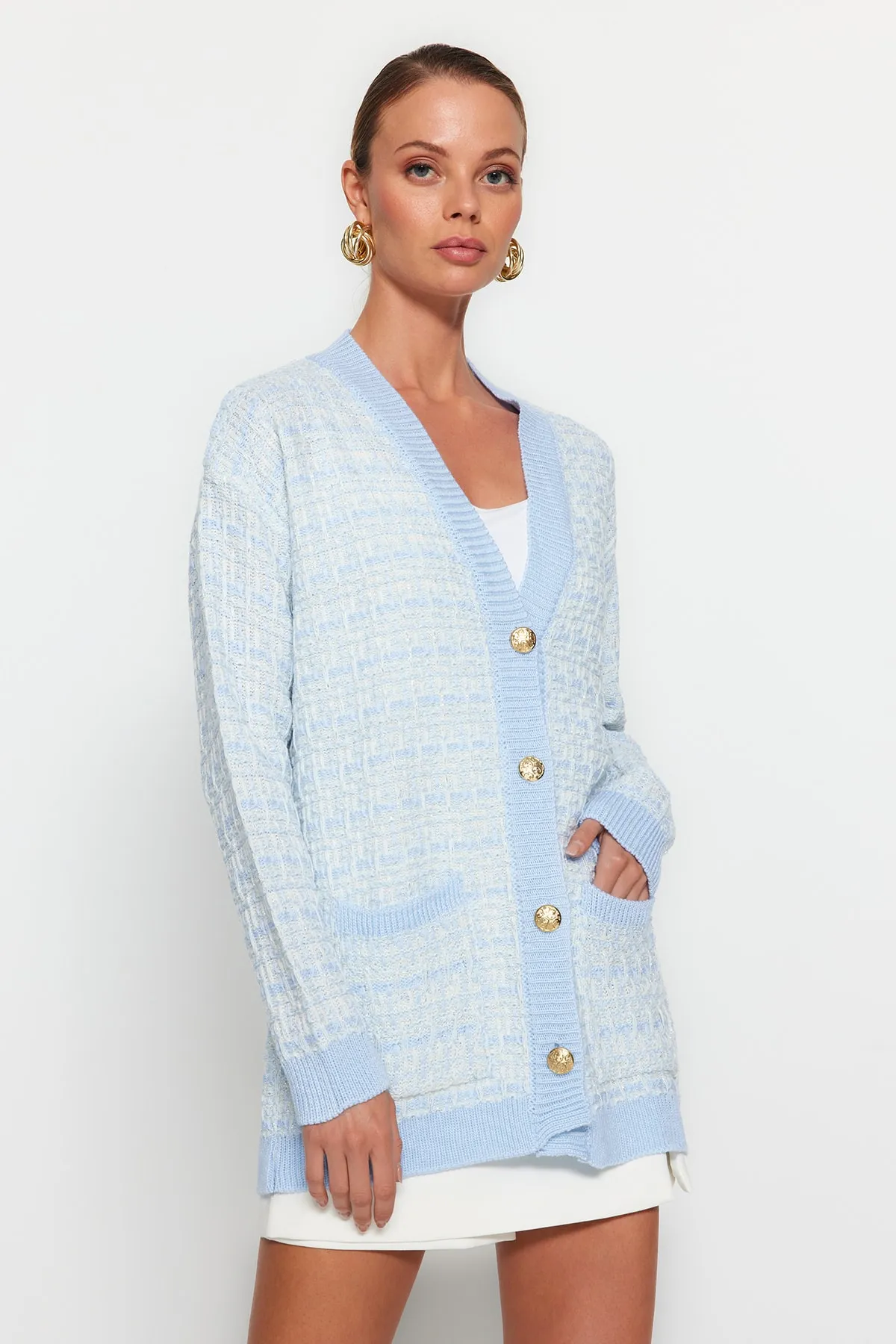 Trendyol Collection  Hellblauer, weiter Strickcardigan in Tweed-Optik mit Glitzer TWOAW21HI0250