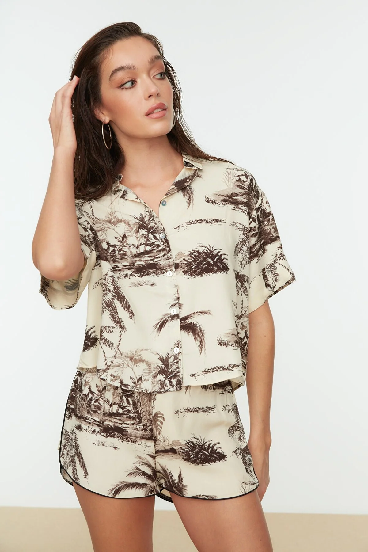 Trendyol Collection  Braut-Hemd-Shorts-Set mit tropischem Muster aus Webstoff TBESS21AU0078