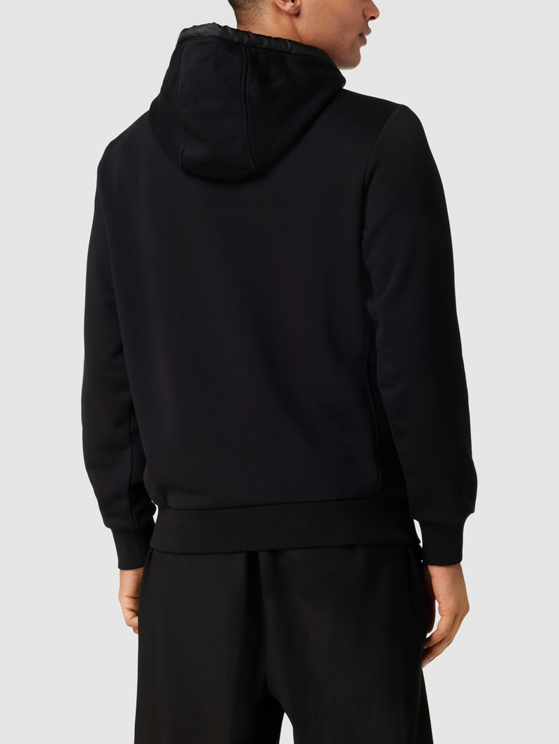 Hoodie mit Ripp-Einsatz in schwarz