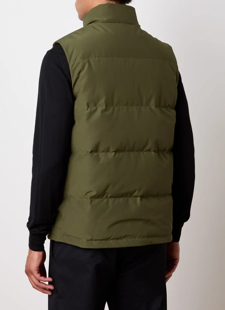Vestă matlasată Canada Goose Freestyle cu umplutură de puf și buzunare laterale.