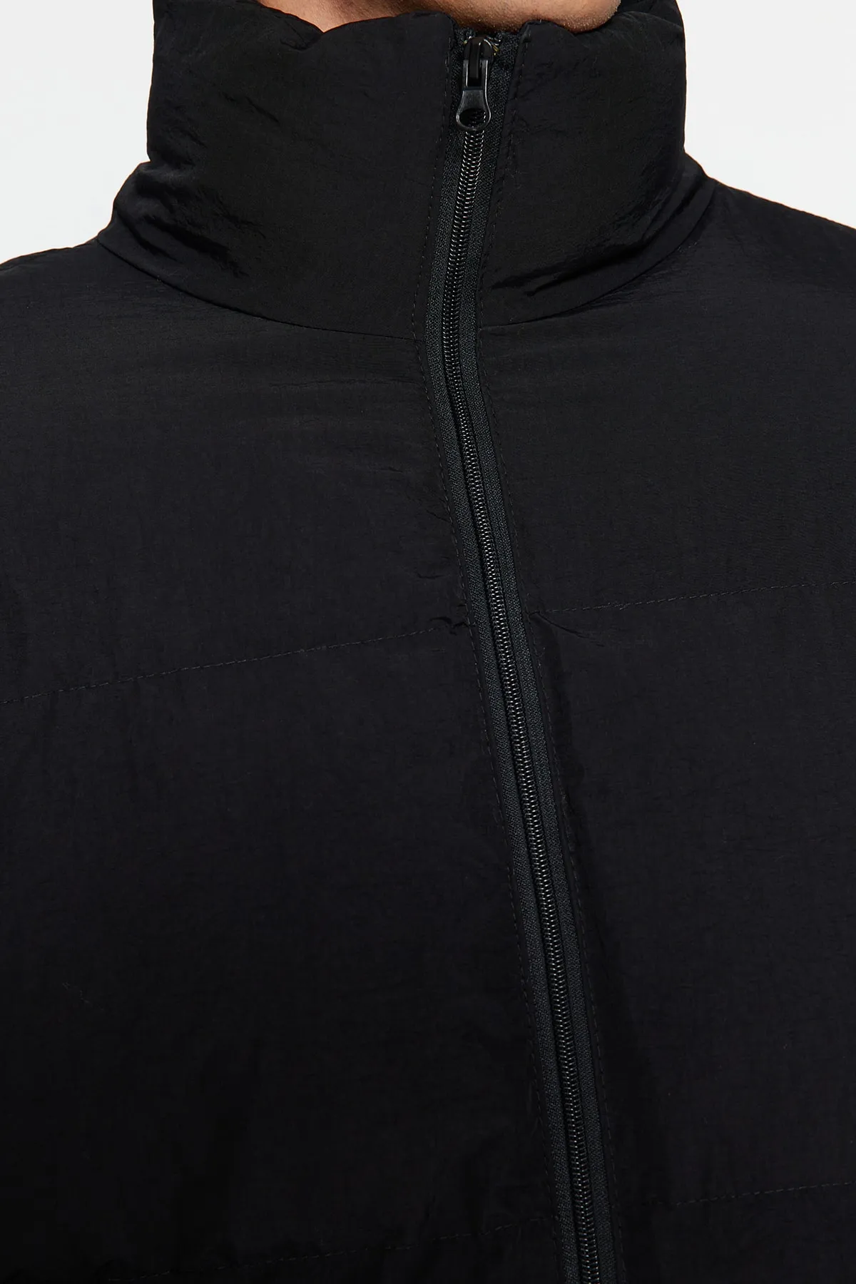 Trendyol Collection  Schwarze Unisex-Pufferjacke in Oversize-Passform mit Stehkragen TMNAW24MO00003