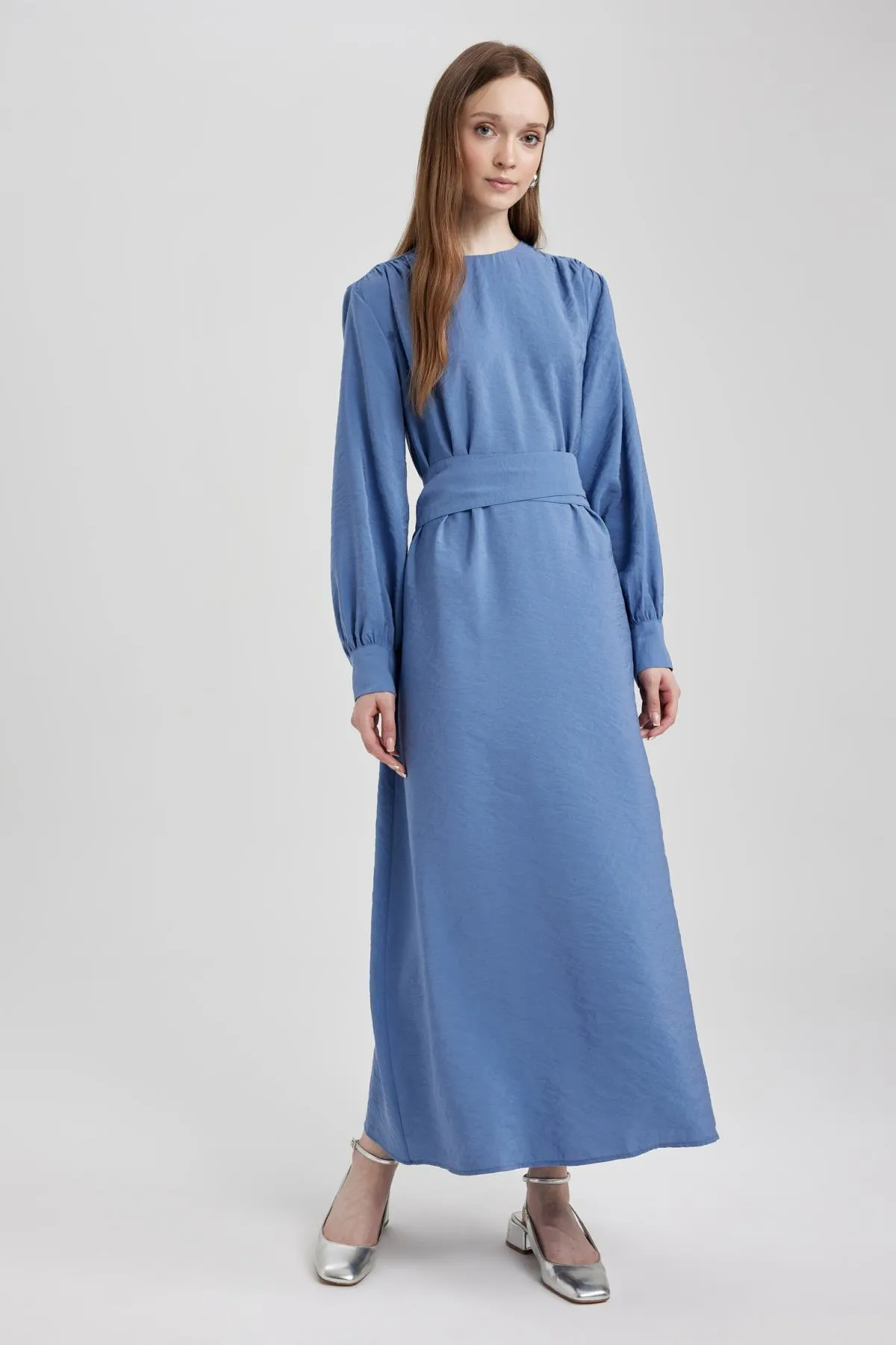 DeFacto  Langärmliges Kleid mit normaler Passform und Rundhalsausschnitt A8904ax23hs