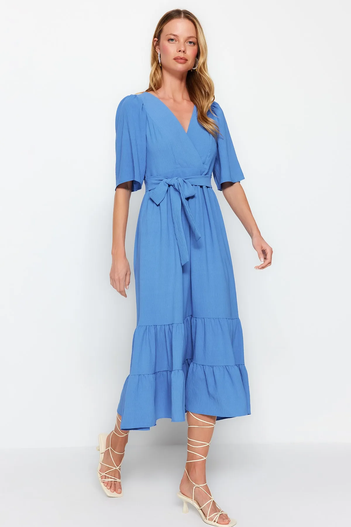 Trendyol Collection  Indigofarbenes, gewebtes, zweireihiges, gewebtes Midikleid mit Kragen hinten und detailliertem Gürtel TWOSS23EL02164