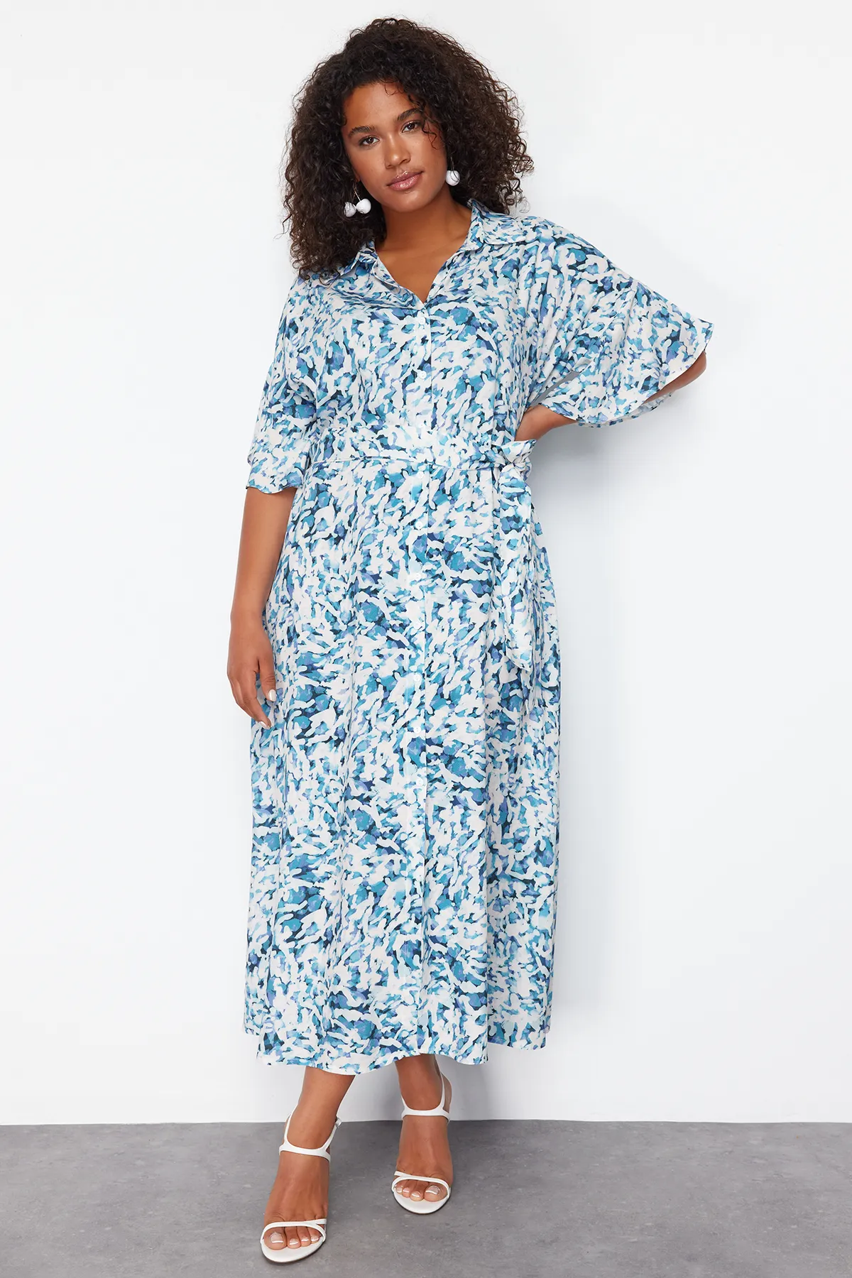 Trendyol Curve  Weiß-blaues Shally Woven Kleid in Übergröße