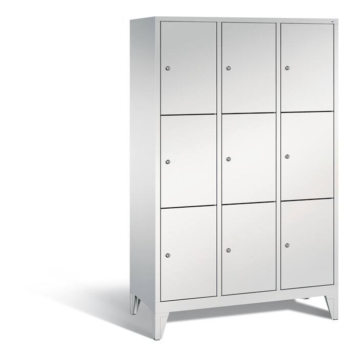 C P Schließfachschrank Classic H1850xB1200xT500mm Korpus: Lichtgrau Türen: Lichtgrau Abteile: 3 Abteilbreite: 400mm Fächer: 9 mit Füßen