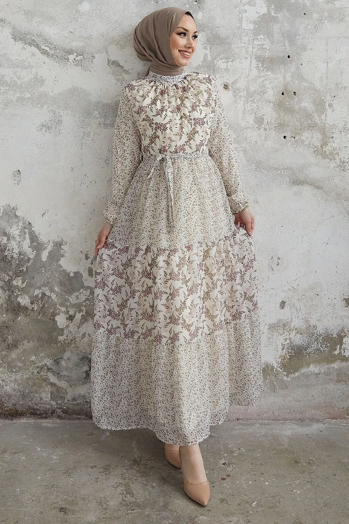 InStyle  Nessa Chiffonkleid mit Blumenmuster und Gürtel – Puder