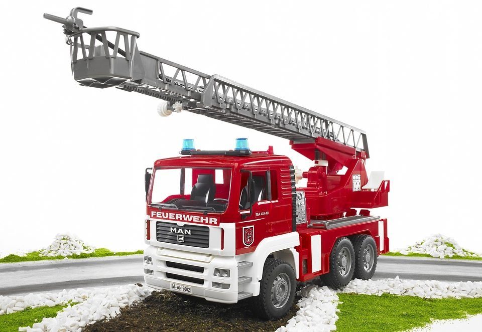Bruder® Spielzeug-Feuerwehr MAN Feuerwehrauto mit Drehleiter und Wasserpumpe, mit Licht & Sound