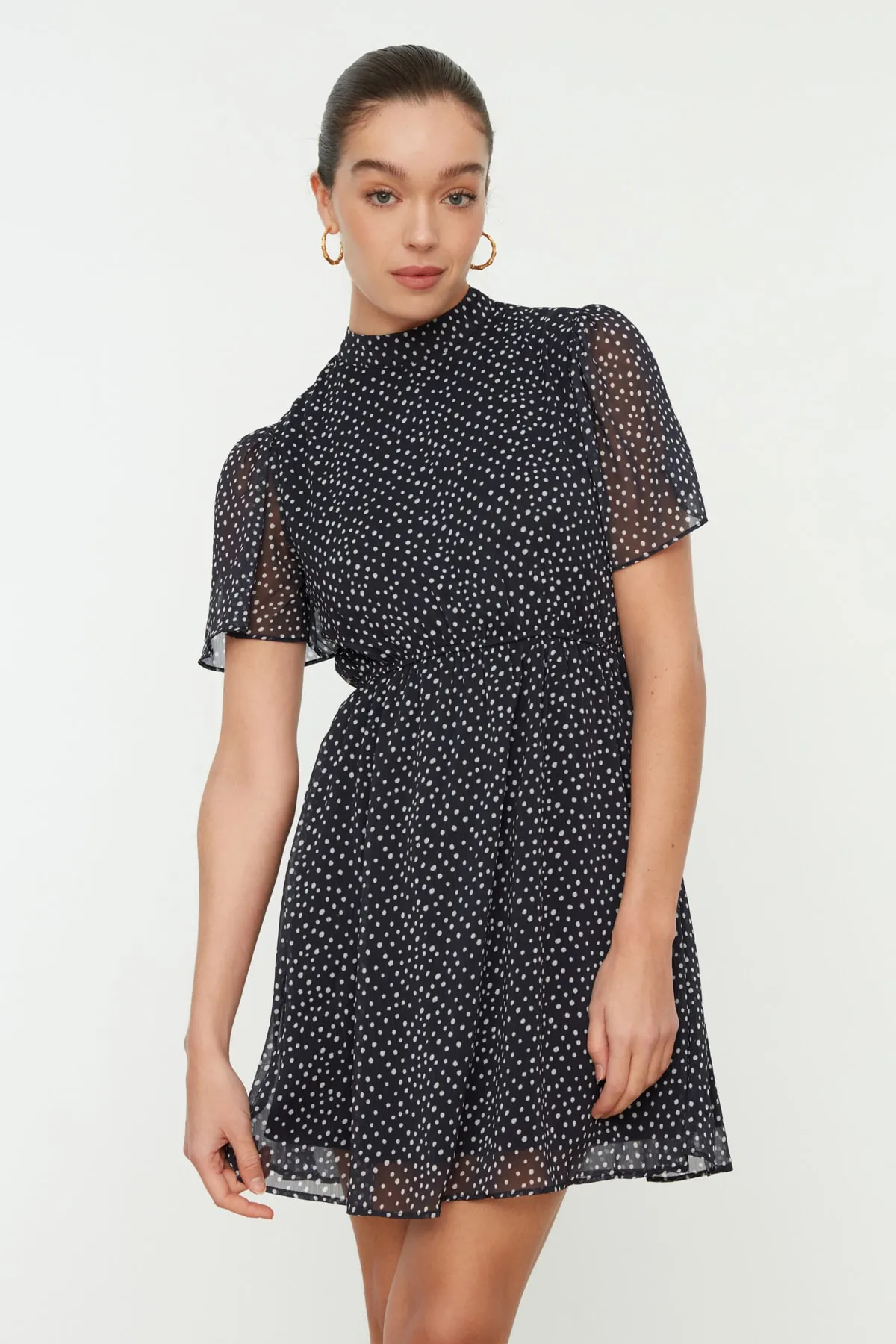 Trendyol Collection  Marineblauer, gepunkteter Rock, Taillenöffnung, Stehkragen, Mini-gefüttertes Chiffon-Webkleid TWOSS20EL0622