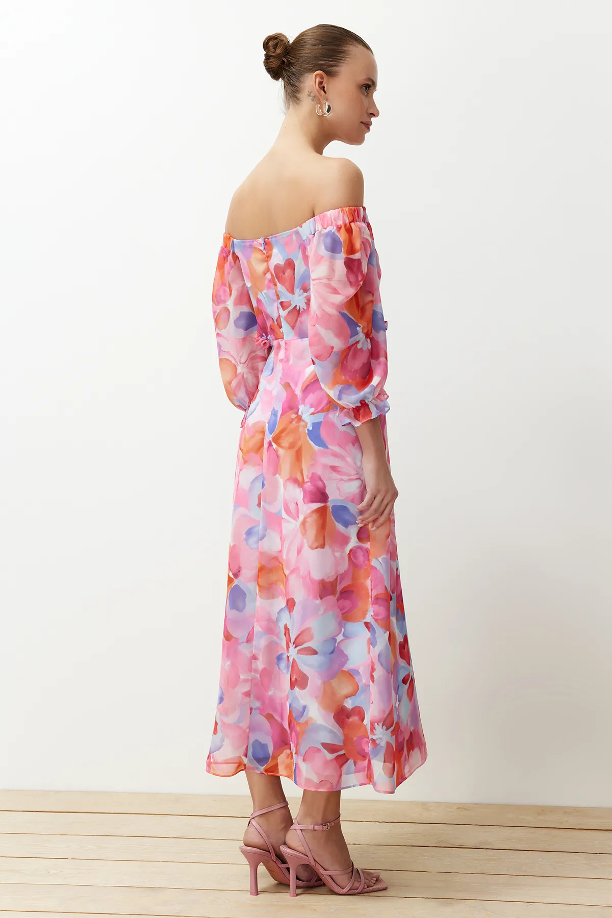 Trendyol Collection  Rosa geblümtes A-Linien-/Glockenkleid aus Chiffon mit Carmen-Kragen, gefüttertes Maxikleid aus Webstoff TWOSS23EL02422