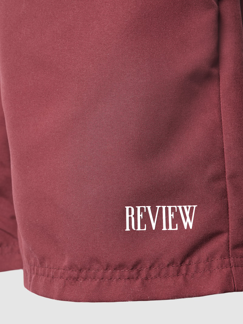 Badehose mit Label-Detail in bordeaux rot