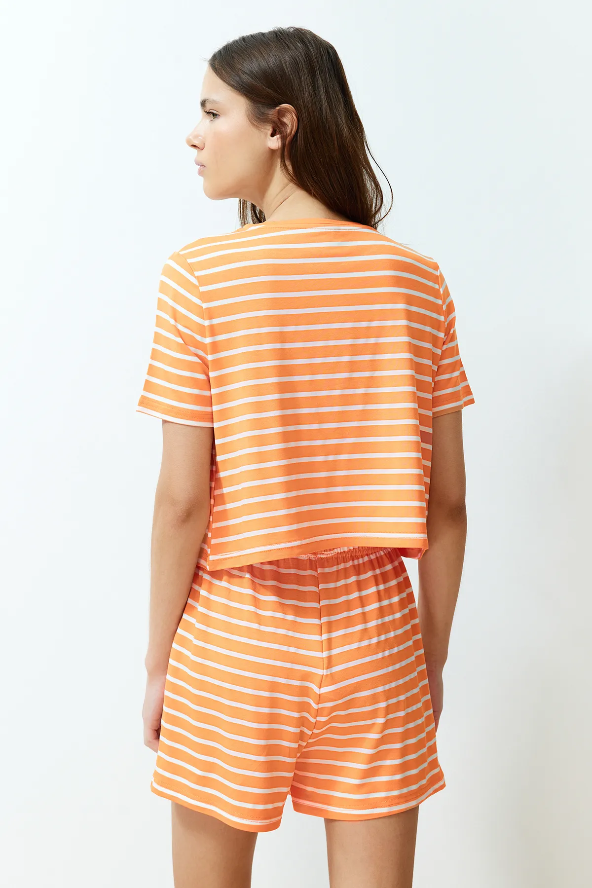 Trendyol Collection  Orangefarbenes Pyjama-Set aus T-Shirt und Shorts mit Regenbogen-Aufdruck THMSS20PT0230
