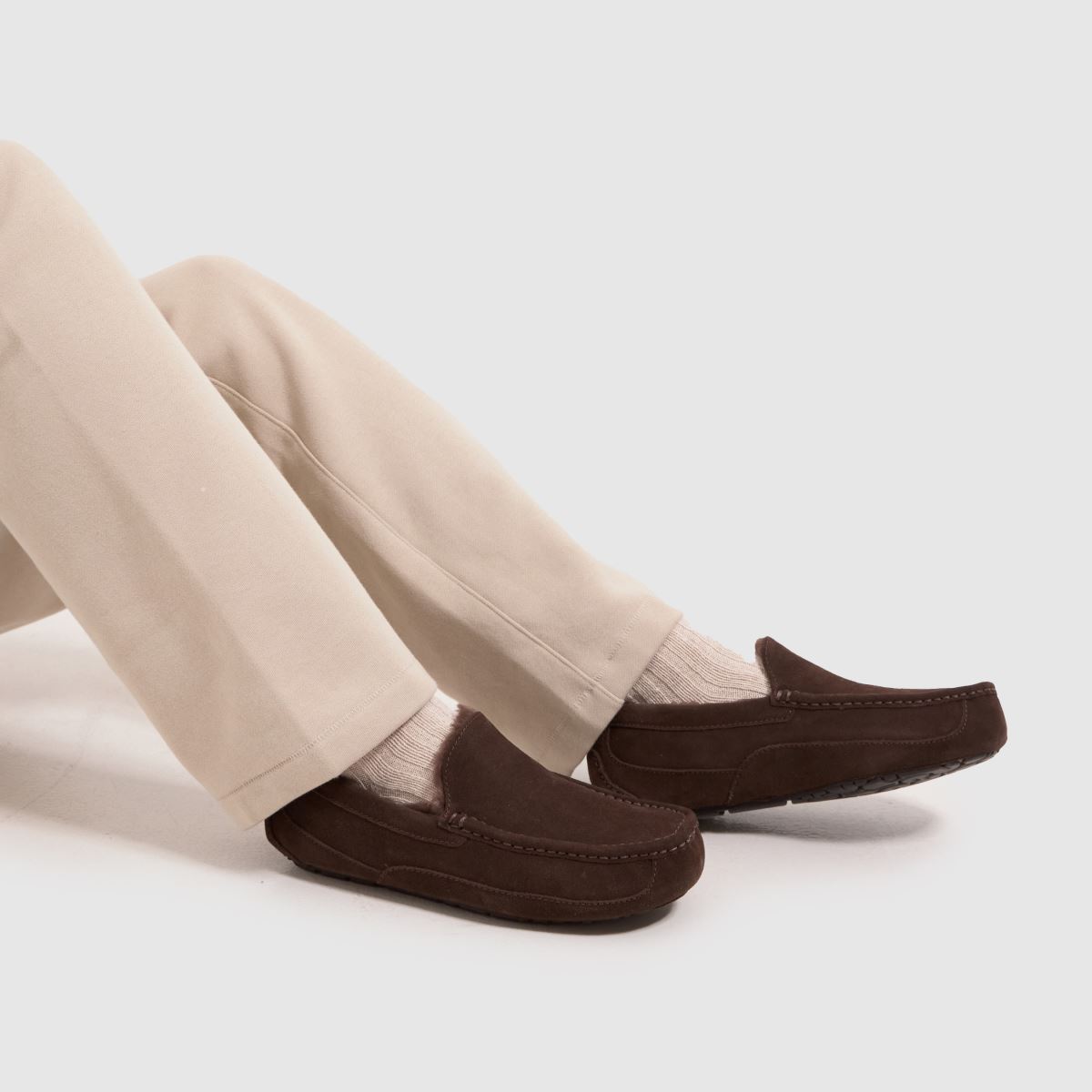 UGG Ascot-tofflor i kakaofärgad dammad