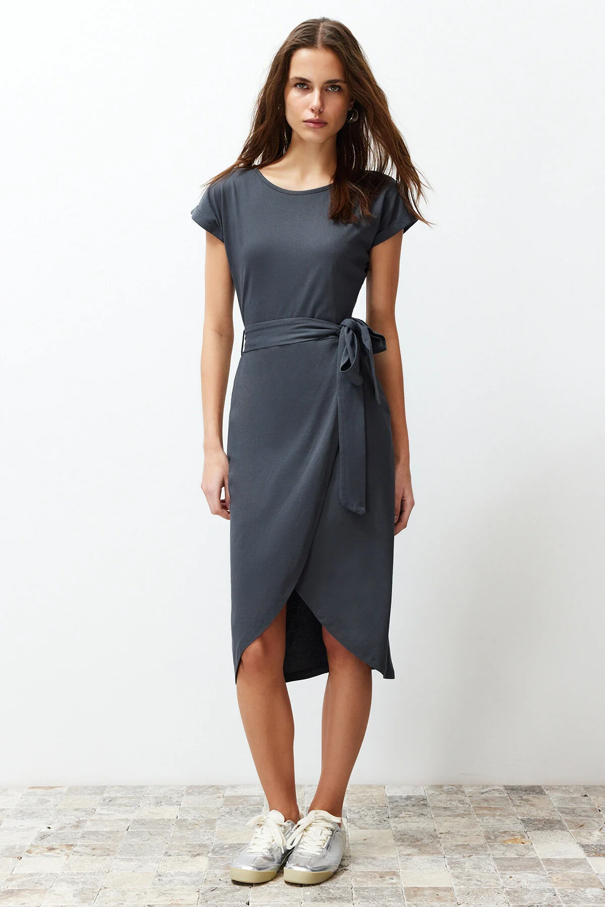 Trendyol Collection  Anthrazitfarbenes Midi-Strick-Maxikleid aus 100 % Baumwolle mit zweireihigem Verschluss und Gürtel, TWOSS24EL00118