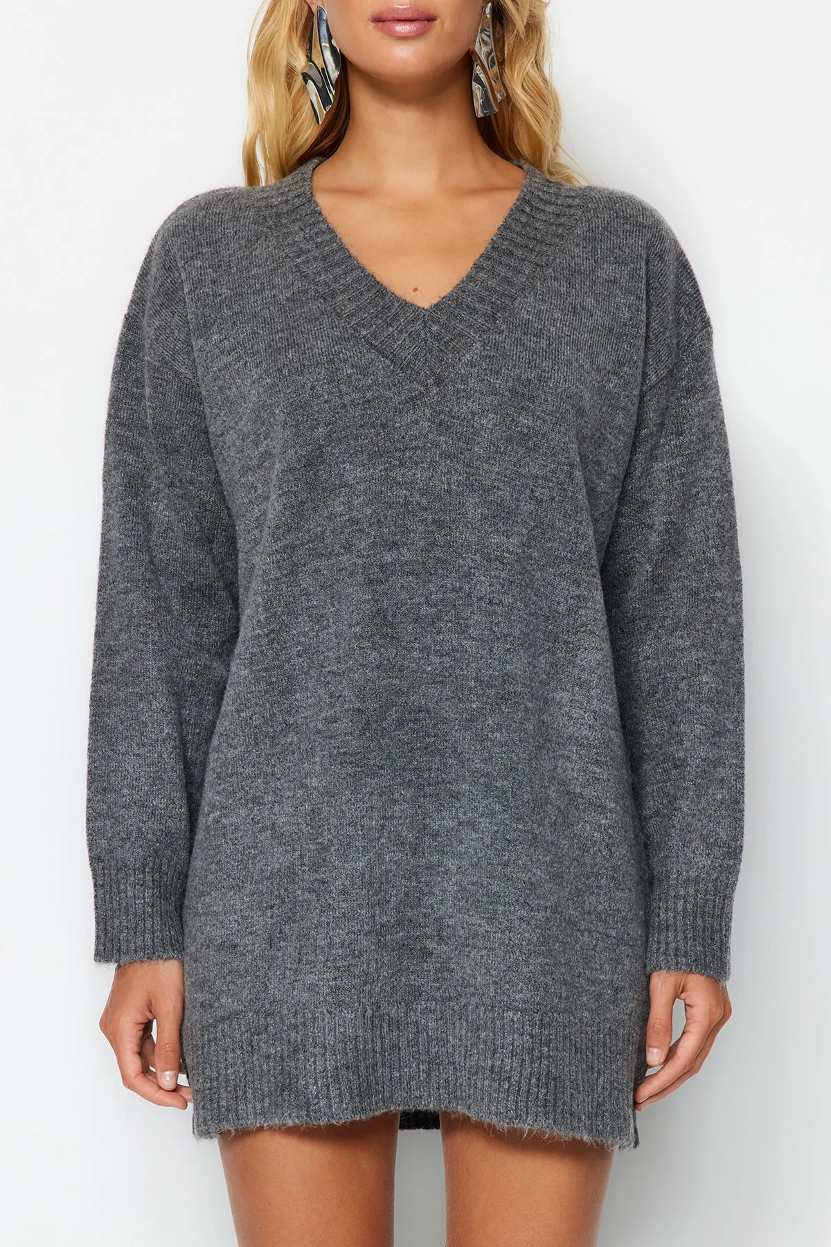 Trendyol Collection  Anthrazitfarbenes Mini-Strickkleid mit weicher Struktur und V-Ausschnitt TWOAW24EL00086
