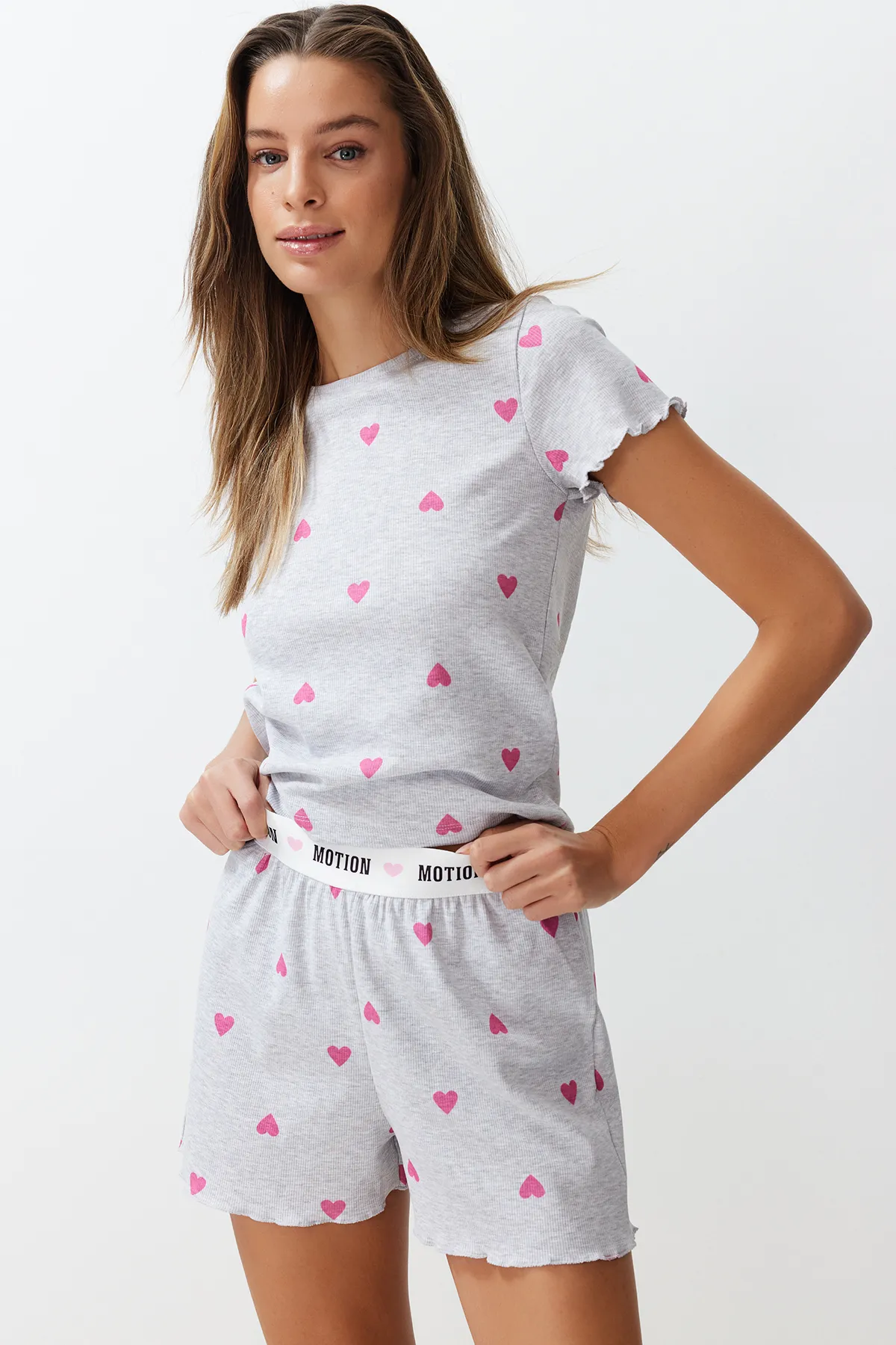 Trendyol Collection  Grau meliertes Pyjama-Set aus geripptem Strick-Pyjama mit bedrucktem Gummi und Herz-Slogan THMSS24PT00220