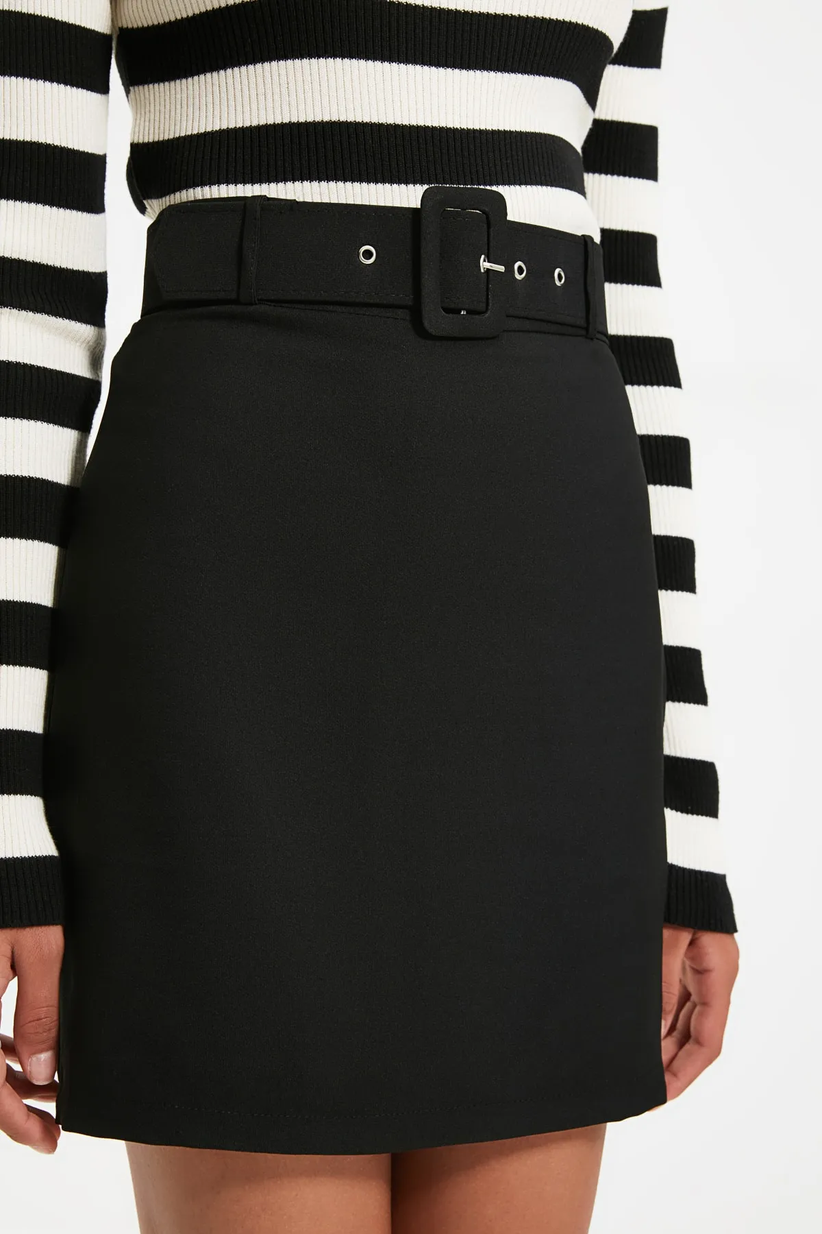 Trendyol Collection  Gerade geschnittener Bleistift-Minirock - Schwarzes Gürteldetail, gewebt, TWOSS19ST0201
