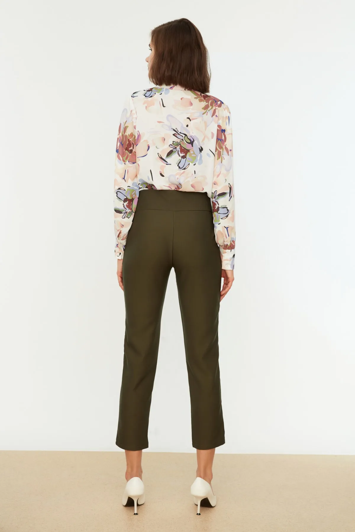 Trendyol Collection  Khakifarbene gewebte Hose mit Gürtel TWOAW20PL0600
