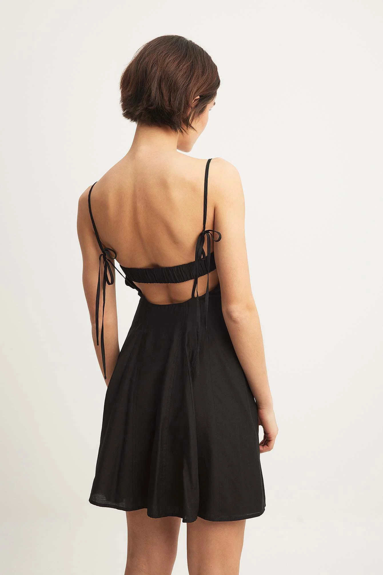 Minikleid mit offenem Rücken und Trägern