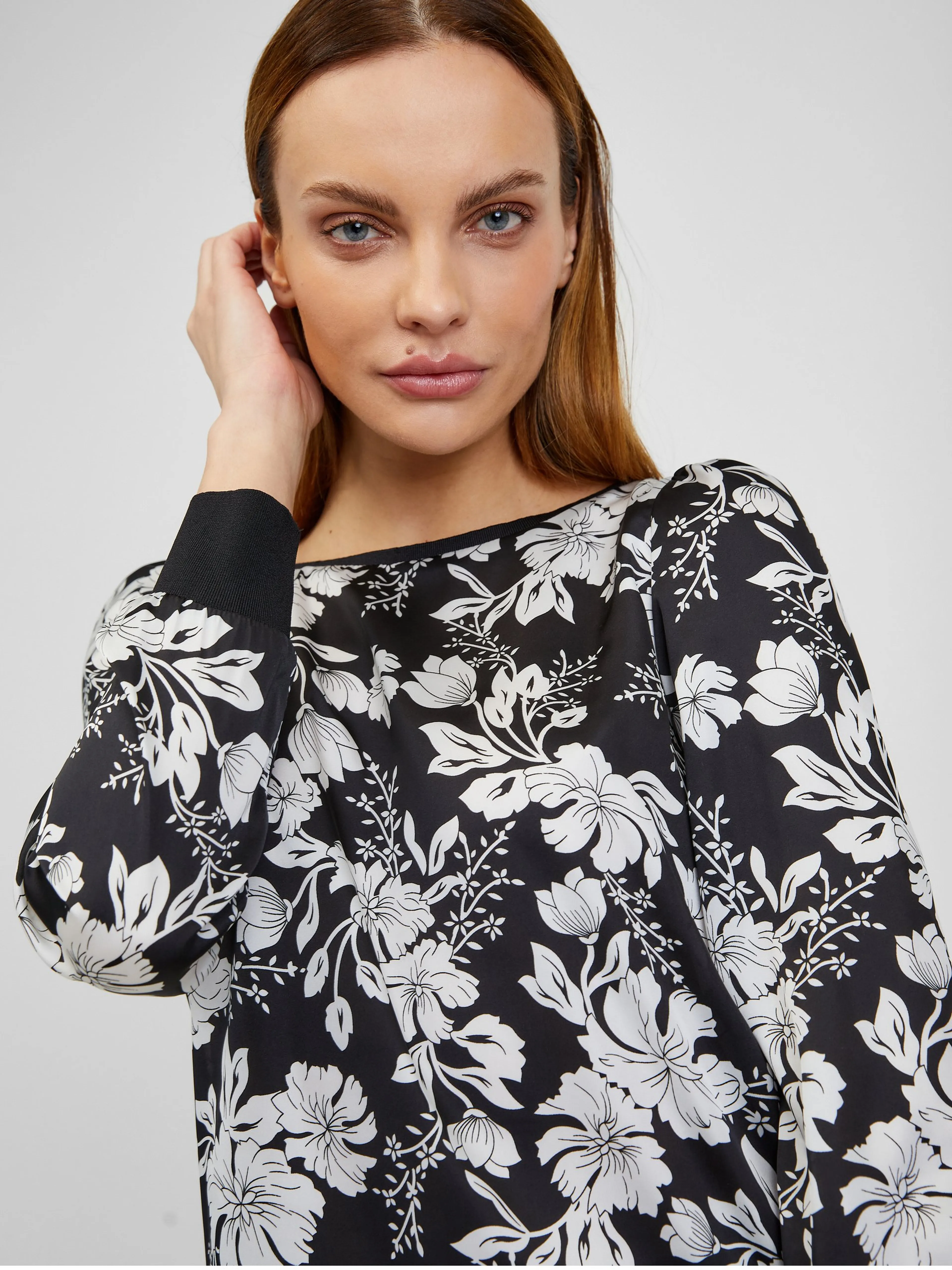 Weiße und schwarze Damenbluse mit Blumenmuster ORSAY