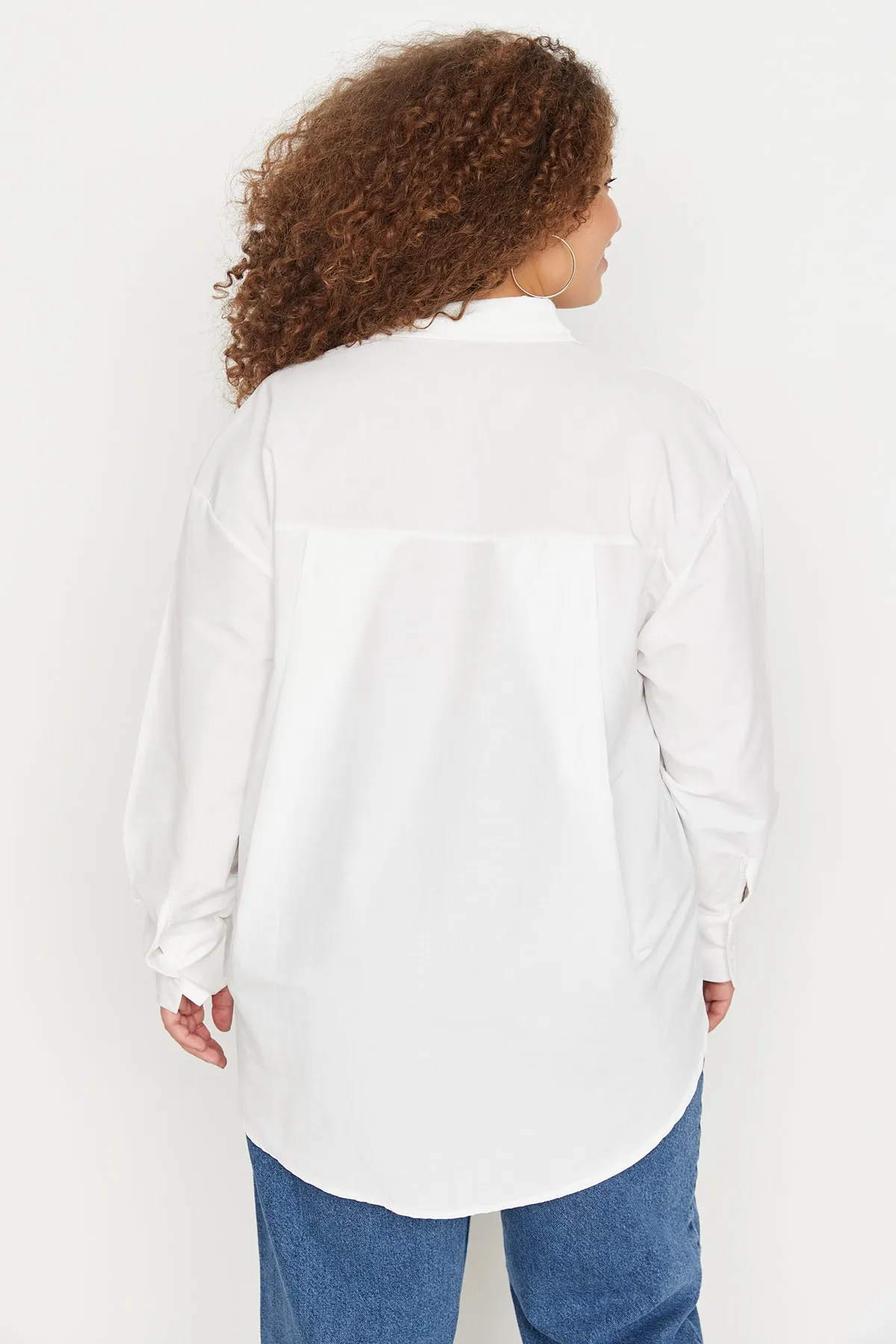 Trendyol Curve  Ecrufarbenes Popeline-Hemd mit gewebter Tasche TBBAW23AX00013