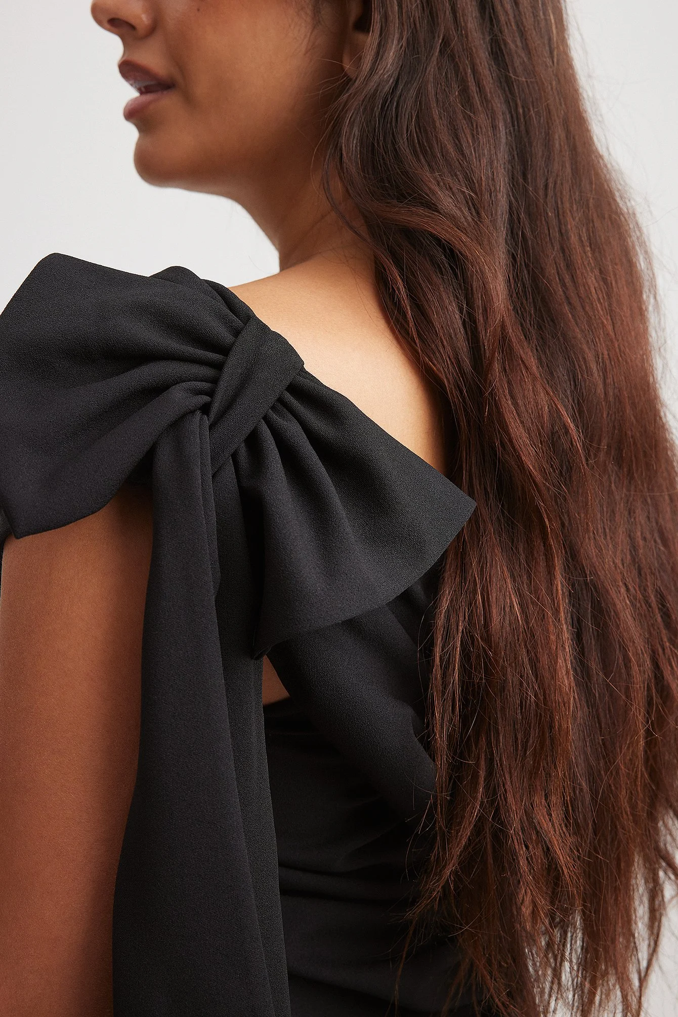 Einseitig schulterfreies Minikleid mit Schleife