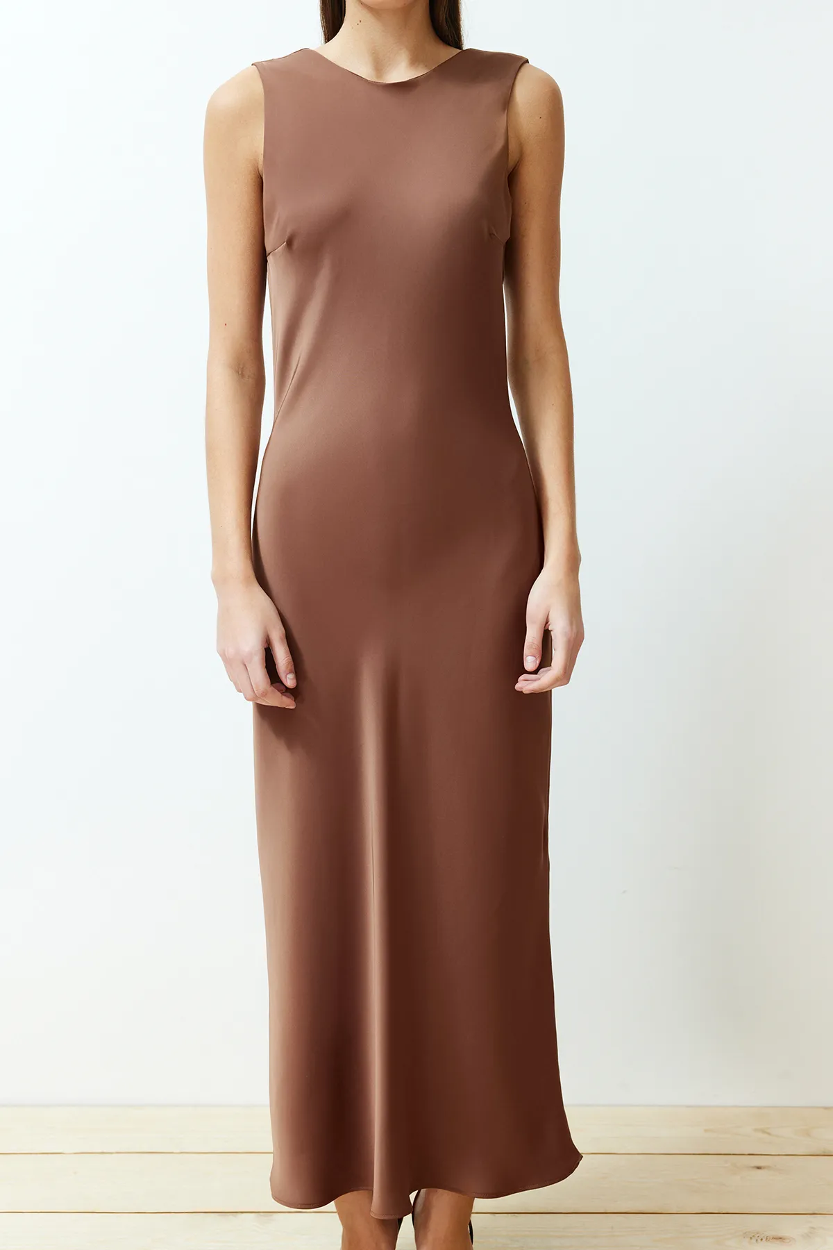 Trendyol Collection  Braunes Maxikleid aus gewebtem Satin mit Rückendetail TWOSS24EL00070