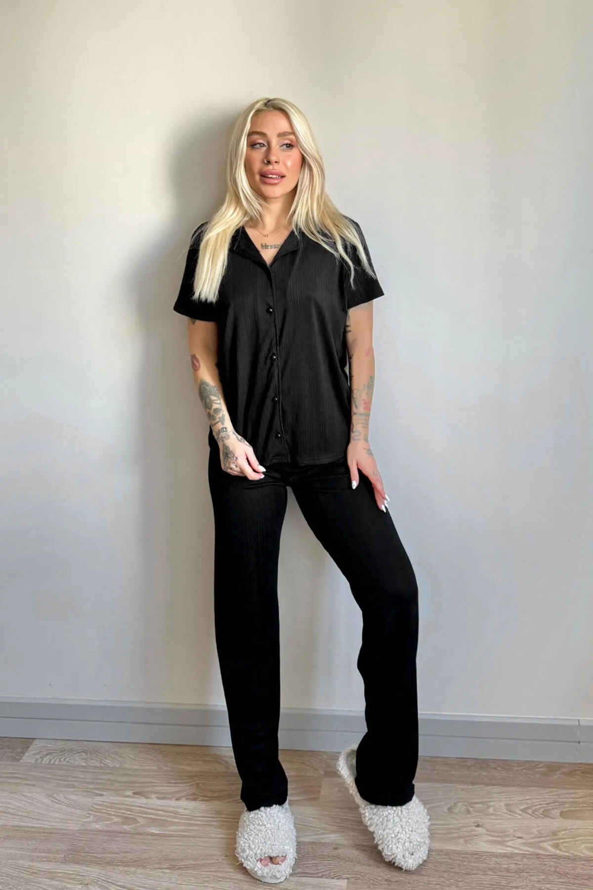 Pijamaevi  Schwarz gestricktes Damen-Pyjama-Set mit kurzen Ärmeln und Knöpfen vorne