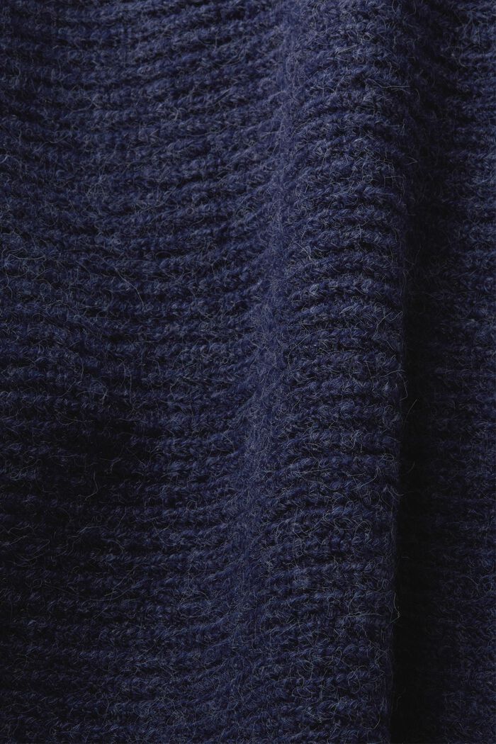 Recycelt: Poncho mit Fledermausärmeln