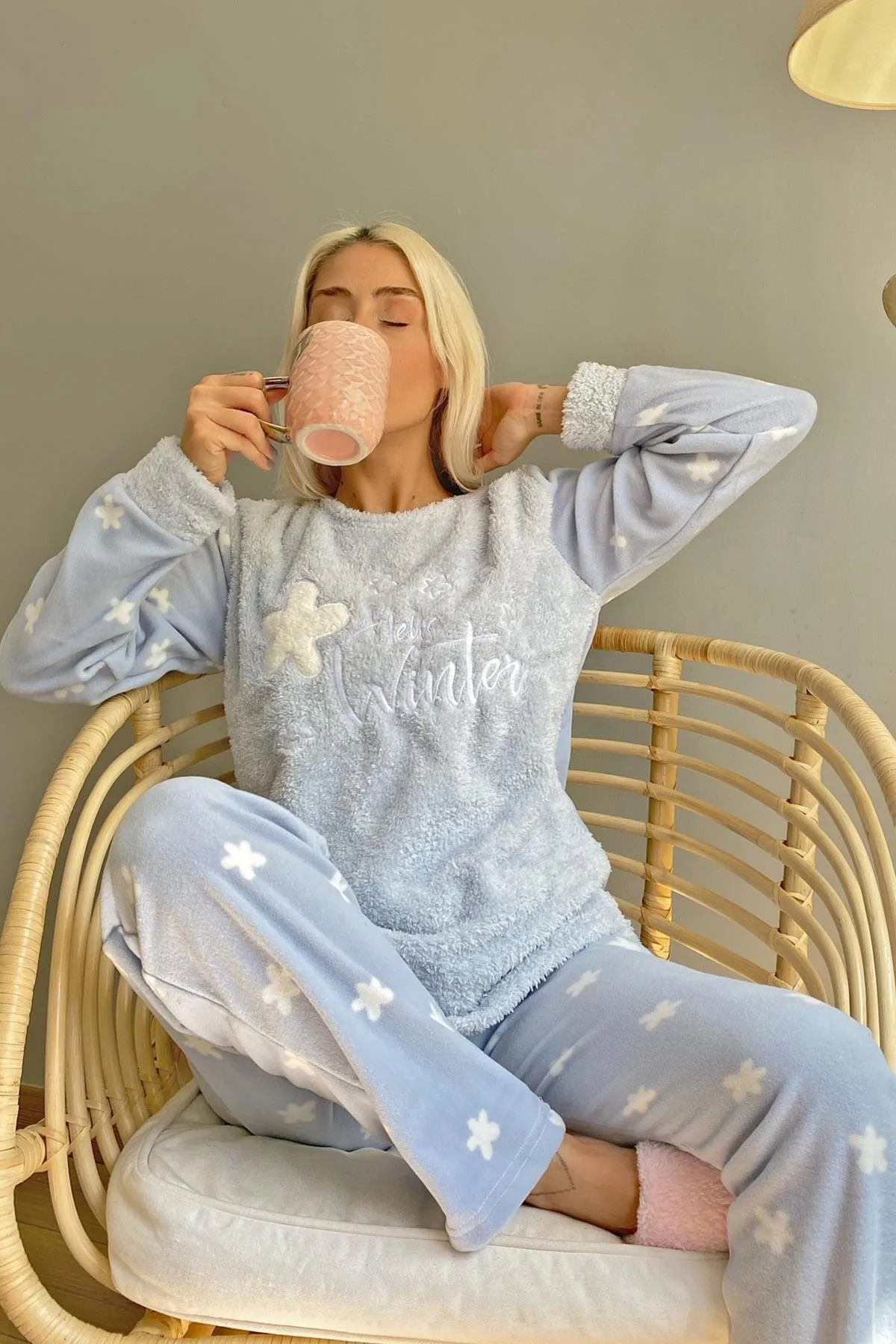 Pijamaevi  Blaues Hello Winter-Pyjama-Set aus gemustertem Plüsch für Damen