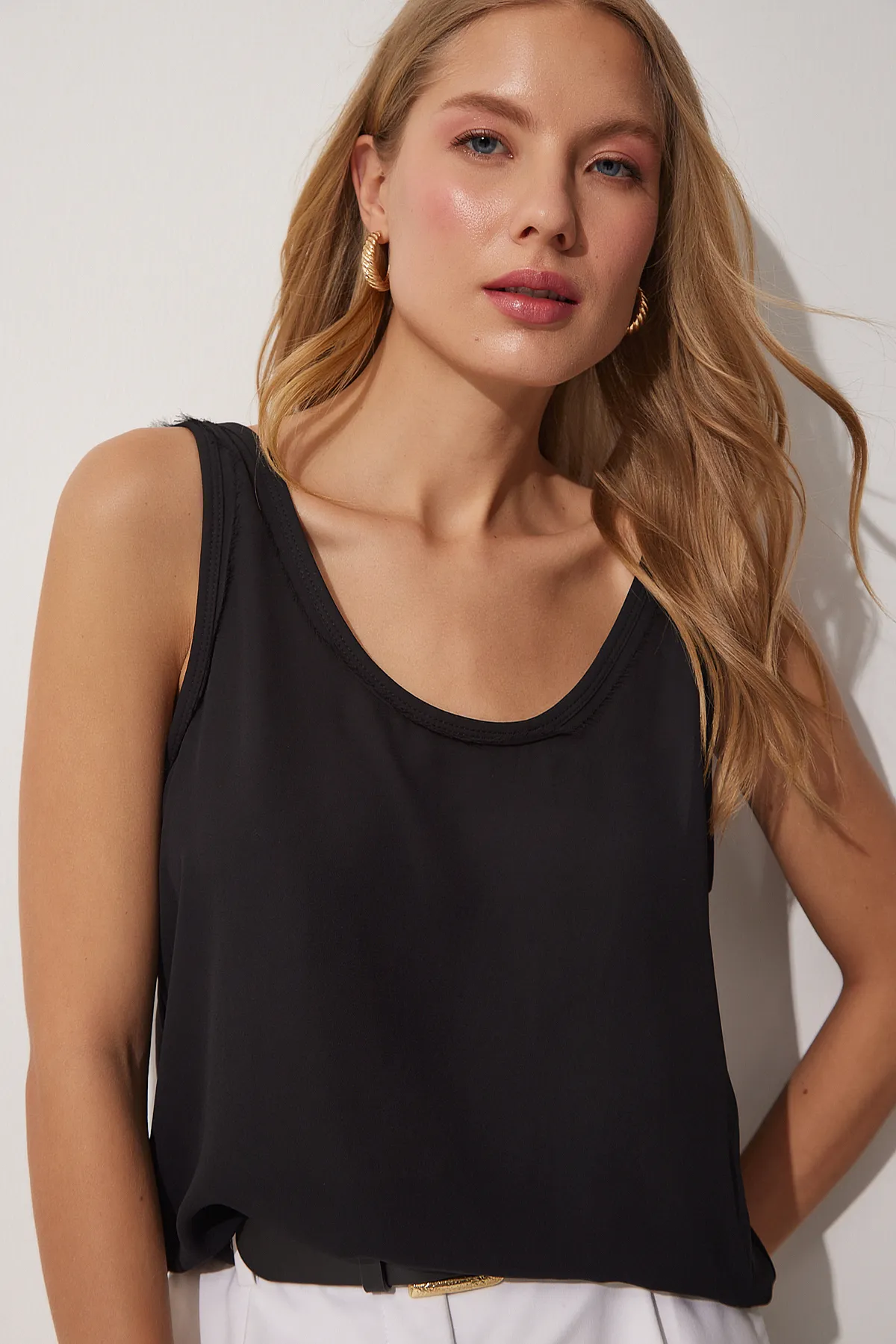 Happiness İstanbul  Schwarze lockere Kreppbluse mit U-Ausschnitt für Damen RC00148
