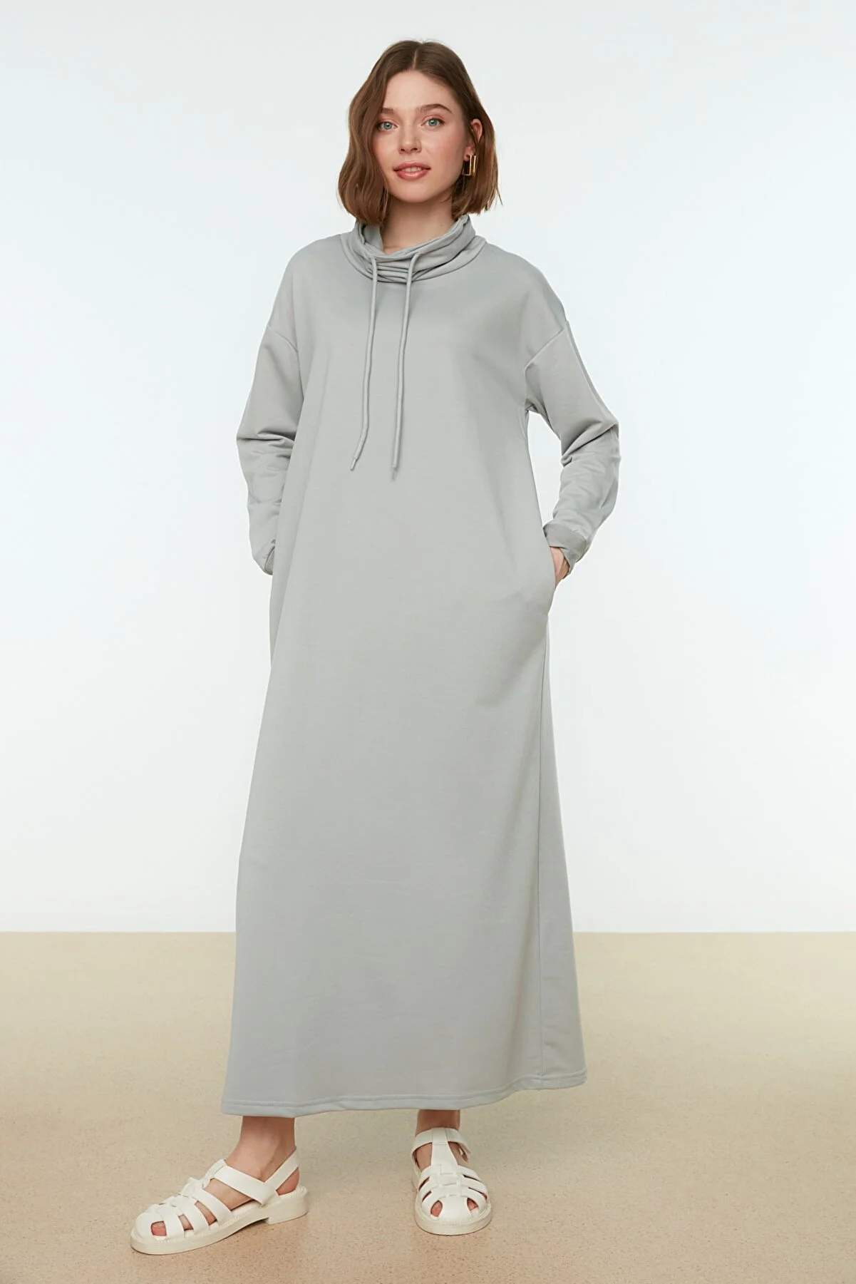 Trendyol Modest  Graues Maxi-Strickkleid mit Degaje-Kragen und Spitzendetail TCTSS22EB0132