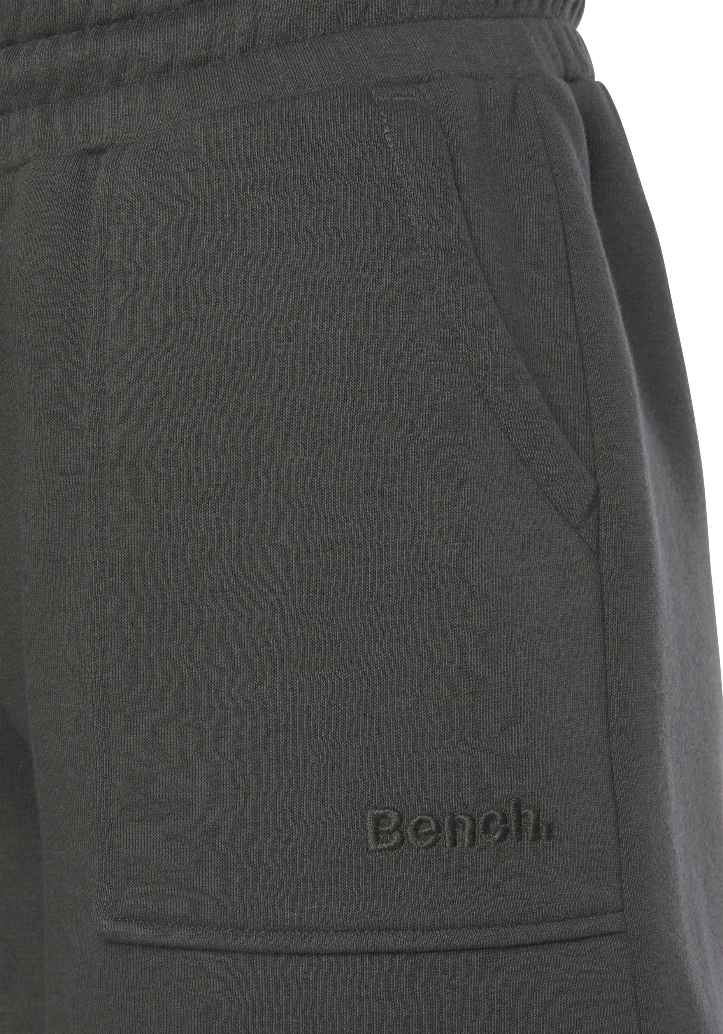 Bench. Relaxshorts mit aufgesetzten Taschen, Loungeanzug