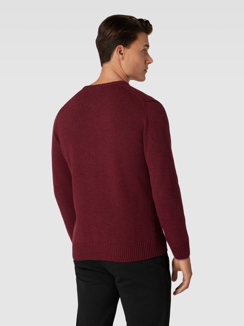 Strickpullover mit Label-Patch in bordeaux rot