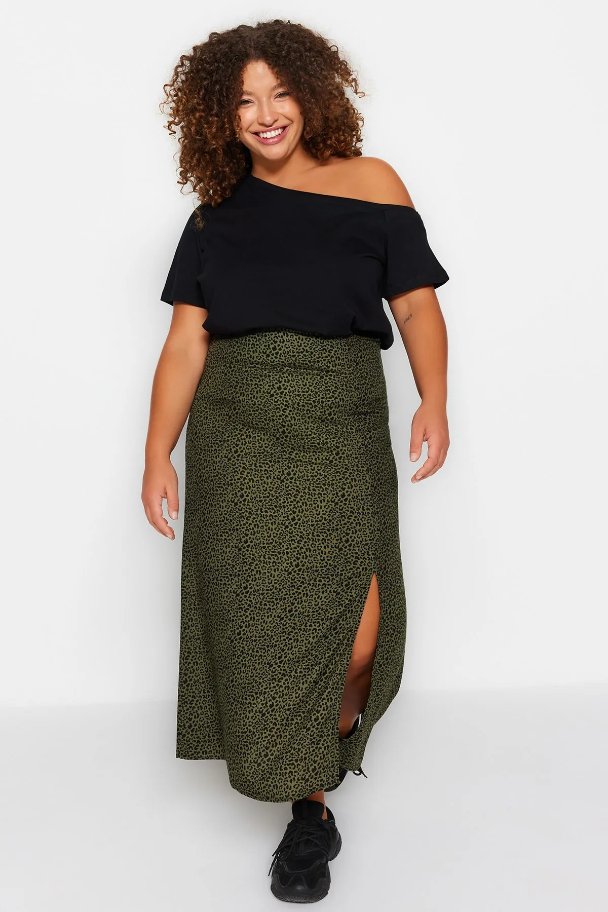 Trendyol Curve  Khakifarbener A-Linien-Rock mit Animal-Print und normaler Taille TBBAW23AZ00032