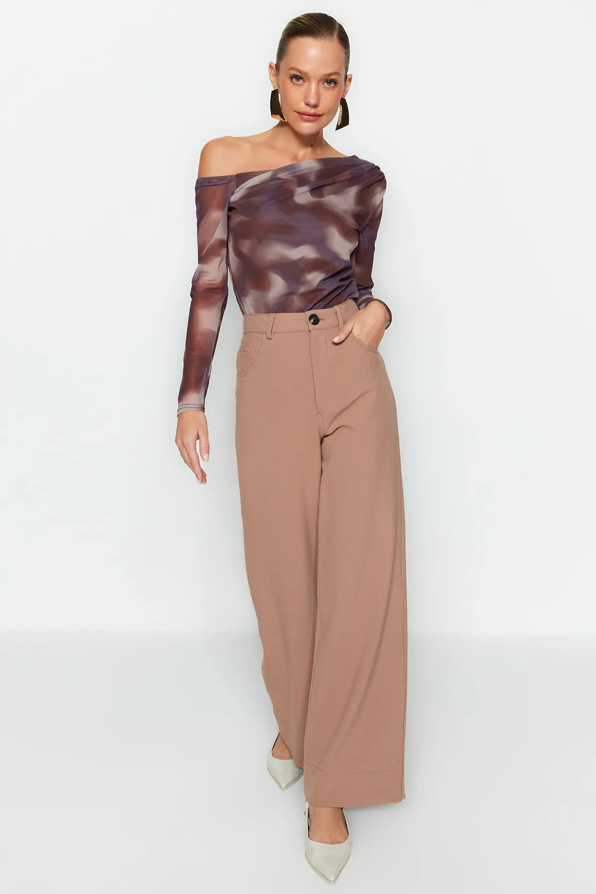 Trendyol Collection  Braune, mit Tüll gefütterte Strickbluse mit asymmetrischem Kragen TWOAW24BZ00051