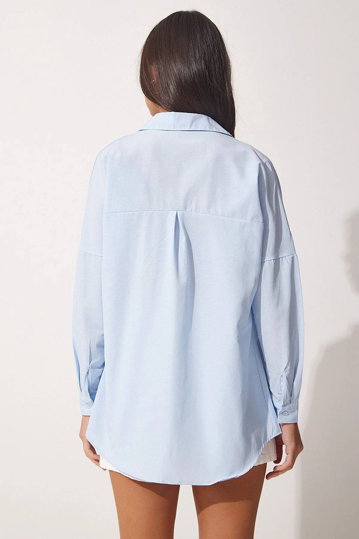 Happiness İstanbul  Himmelblaues, langes Oversize-Basic-Shirt für Damen DD00842