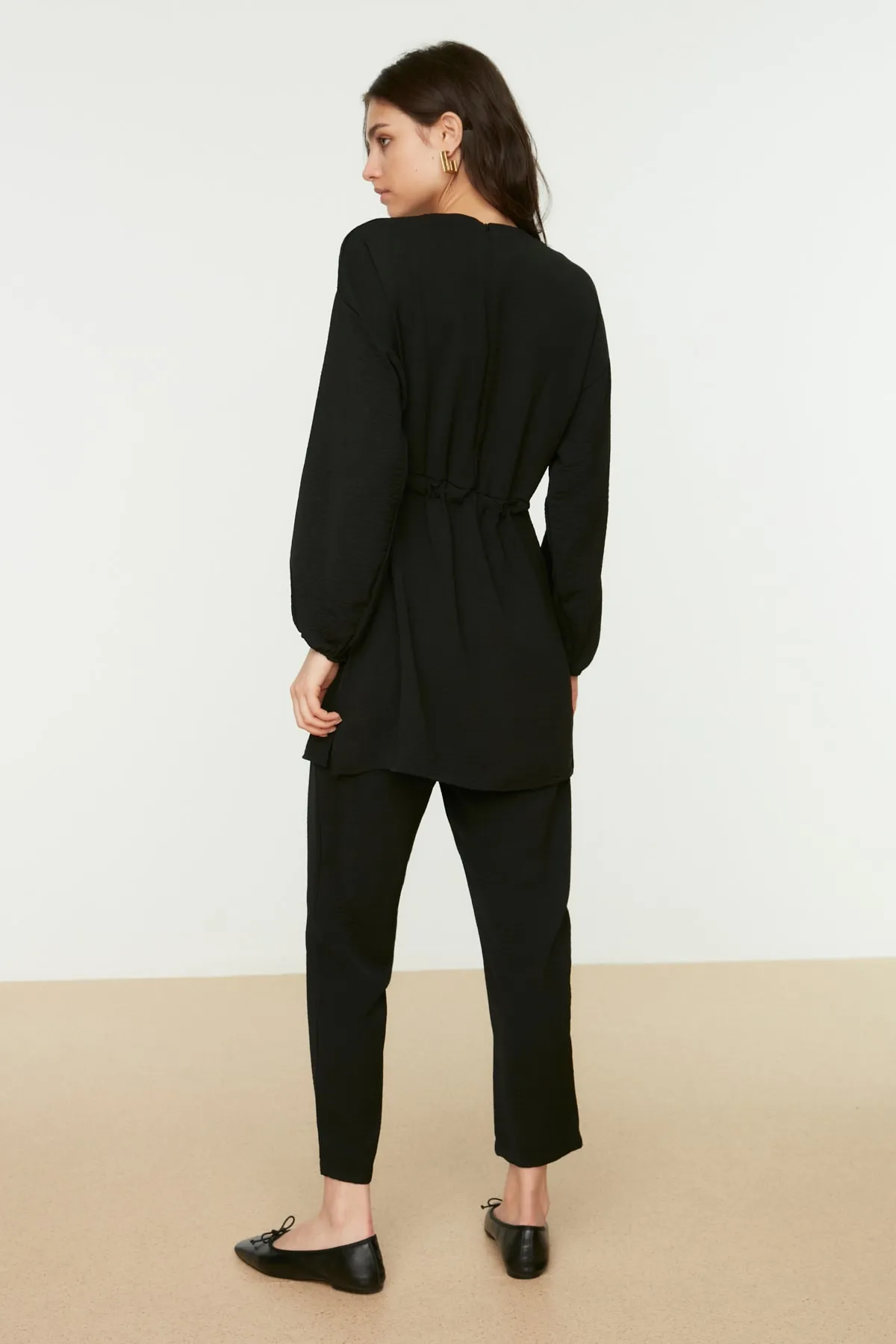 Trendyol Modest  Schwarzes Aerobin-Hemd-Hosen-Set mit Krawatte und Taillentasche TCTSS21AU0238