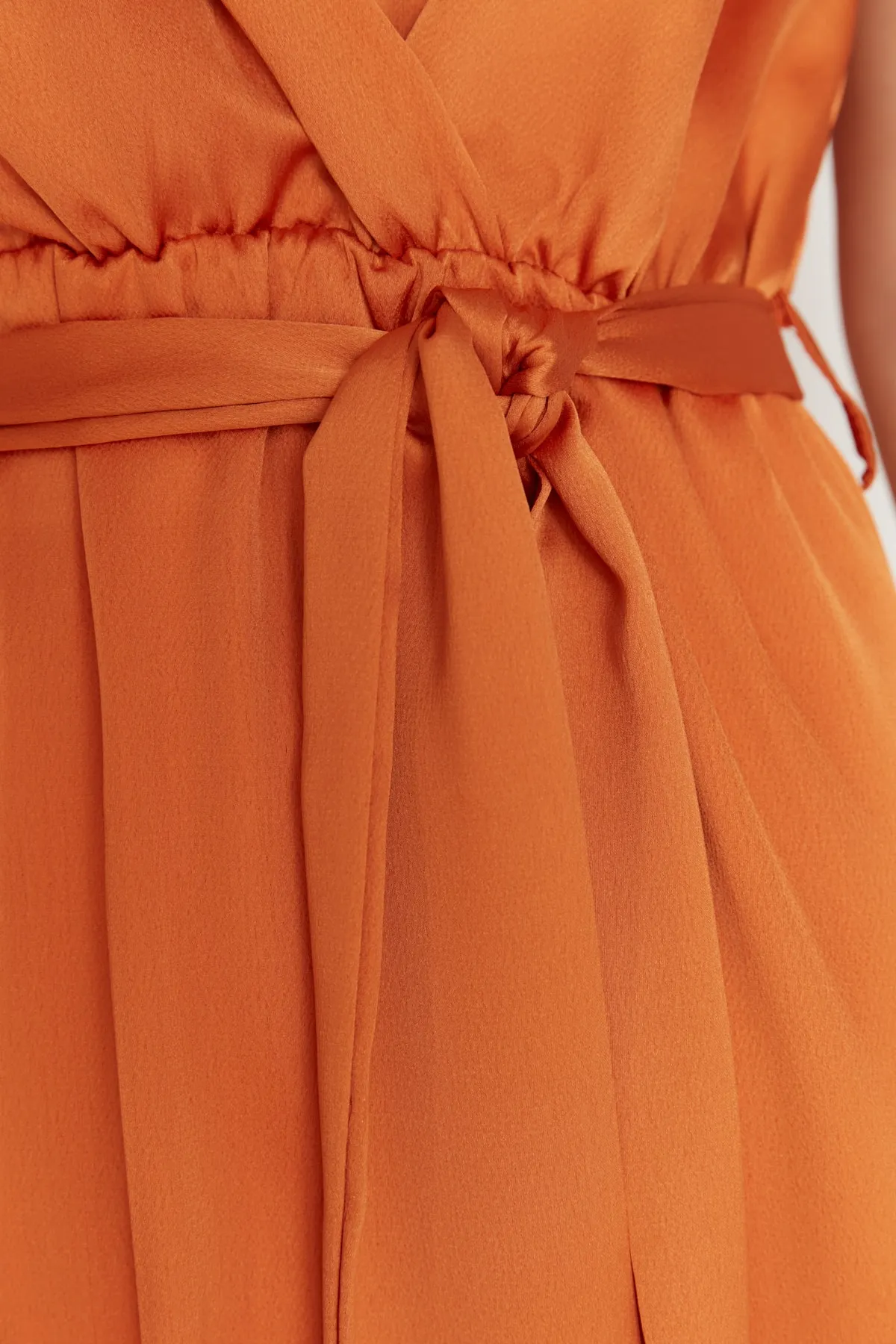 Trendyol Collection  Abendkleid mit gefliestem Schärpendetail TPRSS19BB0283