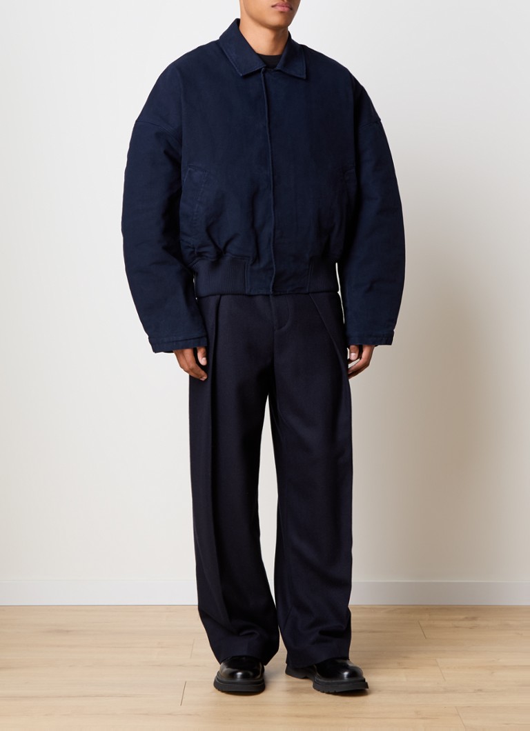 Jachetă bomber JW Anderson din bumbac organic, cu croială lejeră și buzunare laterale.