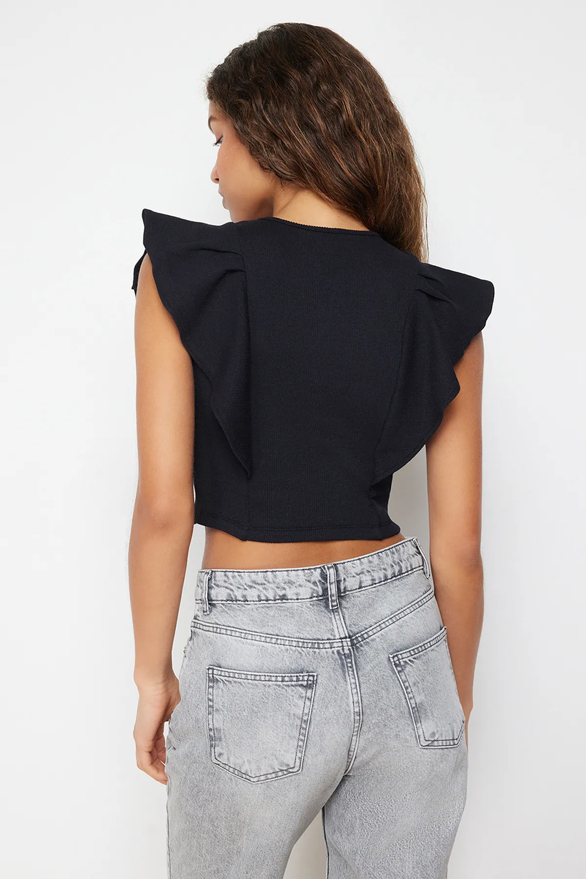 Trendyol Collection  Schwarze gerippte, dehnbare Strickbluse mit Rundhalsausschnitt und Rüschenärmeln TWOSS24BZ00370