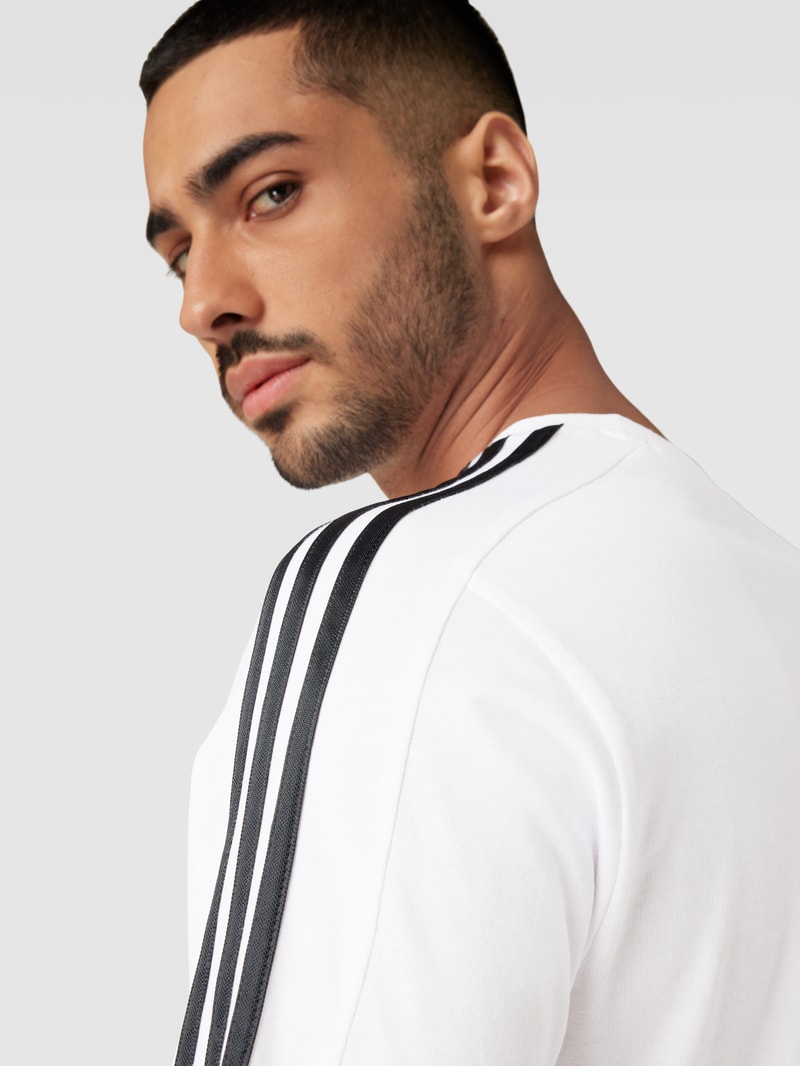 T-Shirt mit Label-Stitching in weiß