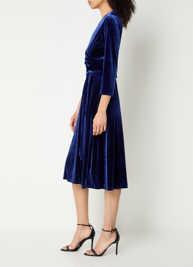 Minivestido cruzado de terciopelo de Ralph Lauren con cinturón del mismo tejido.