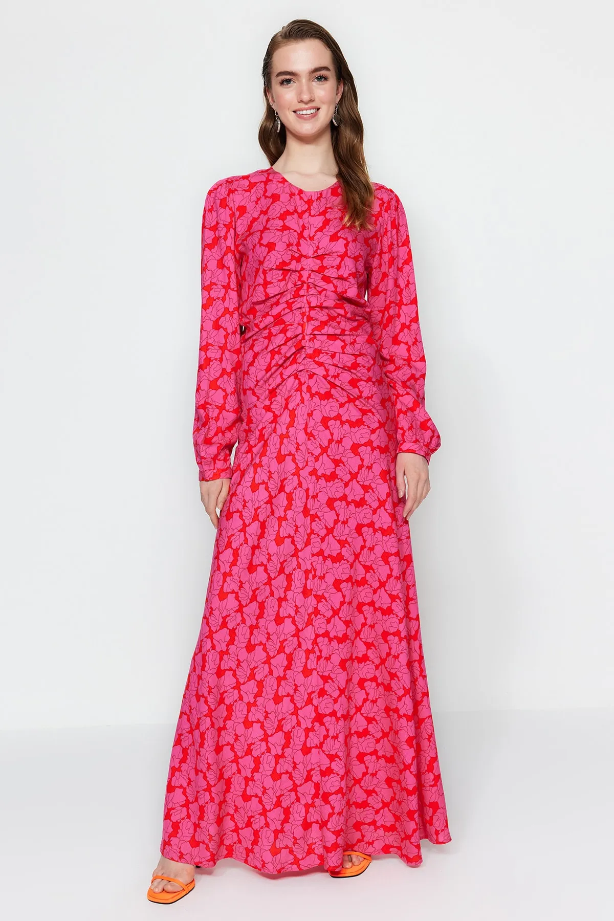Trendyol Modest  Fuchsiafarbenes gewebtes Kleid mit Blumenmuster und Nähten an der Taille TCTSS22EB00105