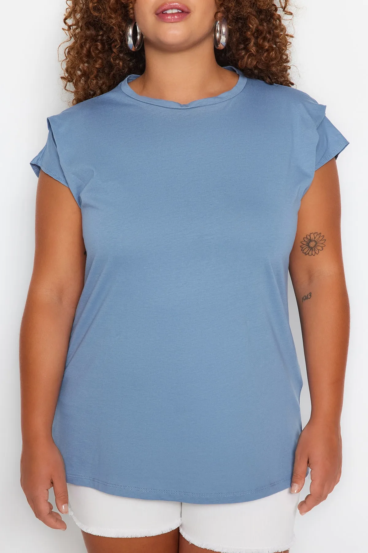 Trendyol Curve  Blaues, detailliertes Strick-T-Shirt mit Rundhalsausschnitt und Ärmeln TBBSS22BF0023