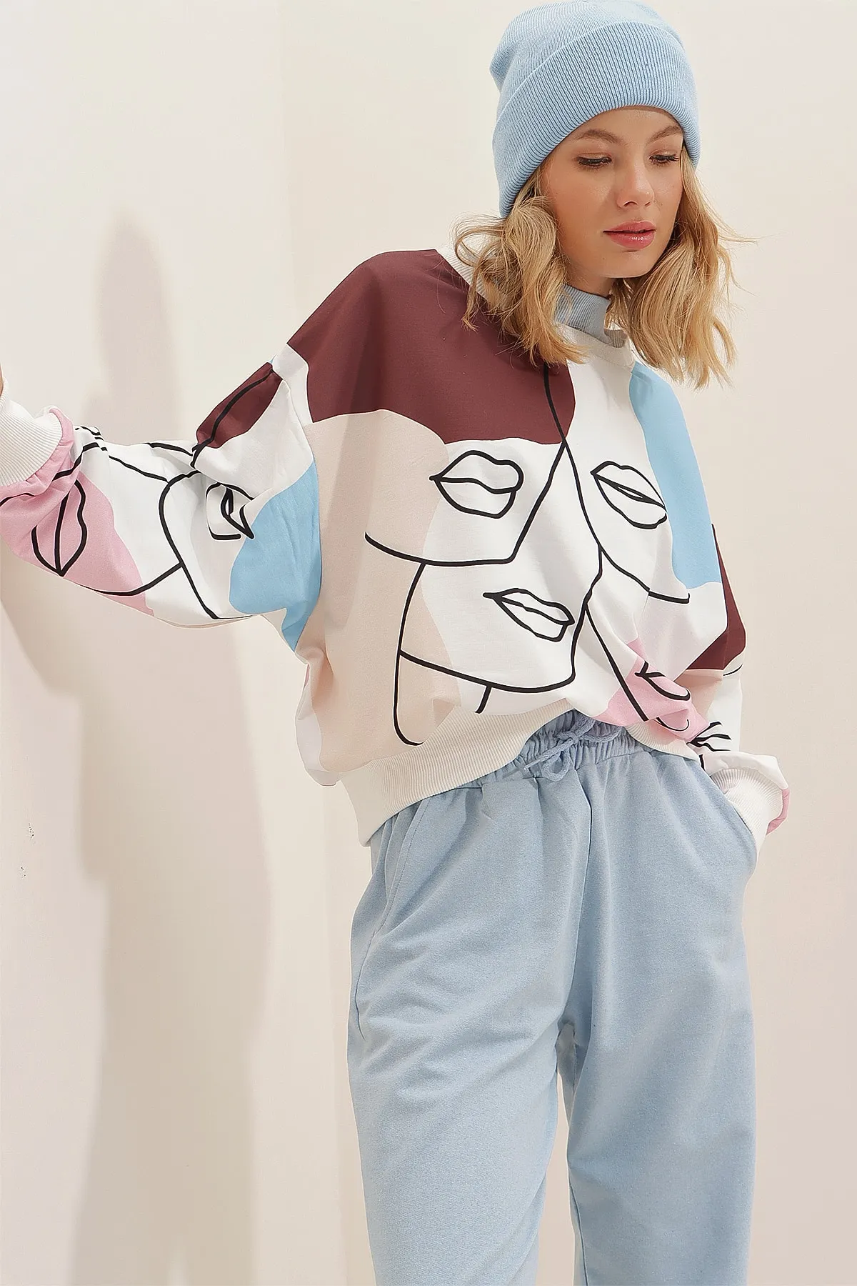 Trend Alaçatı Stili  Damen-Sweatshirt mit Rundhalsausschnitt und digitalem Druck, Kaffee MDA-1076
