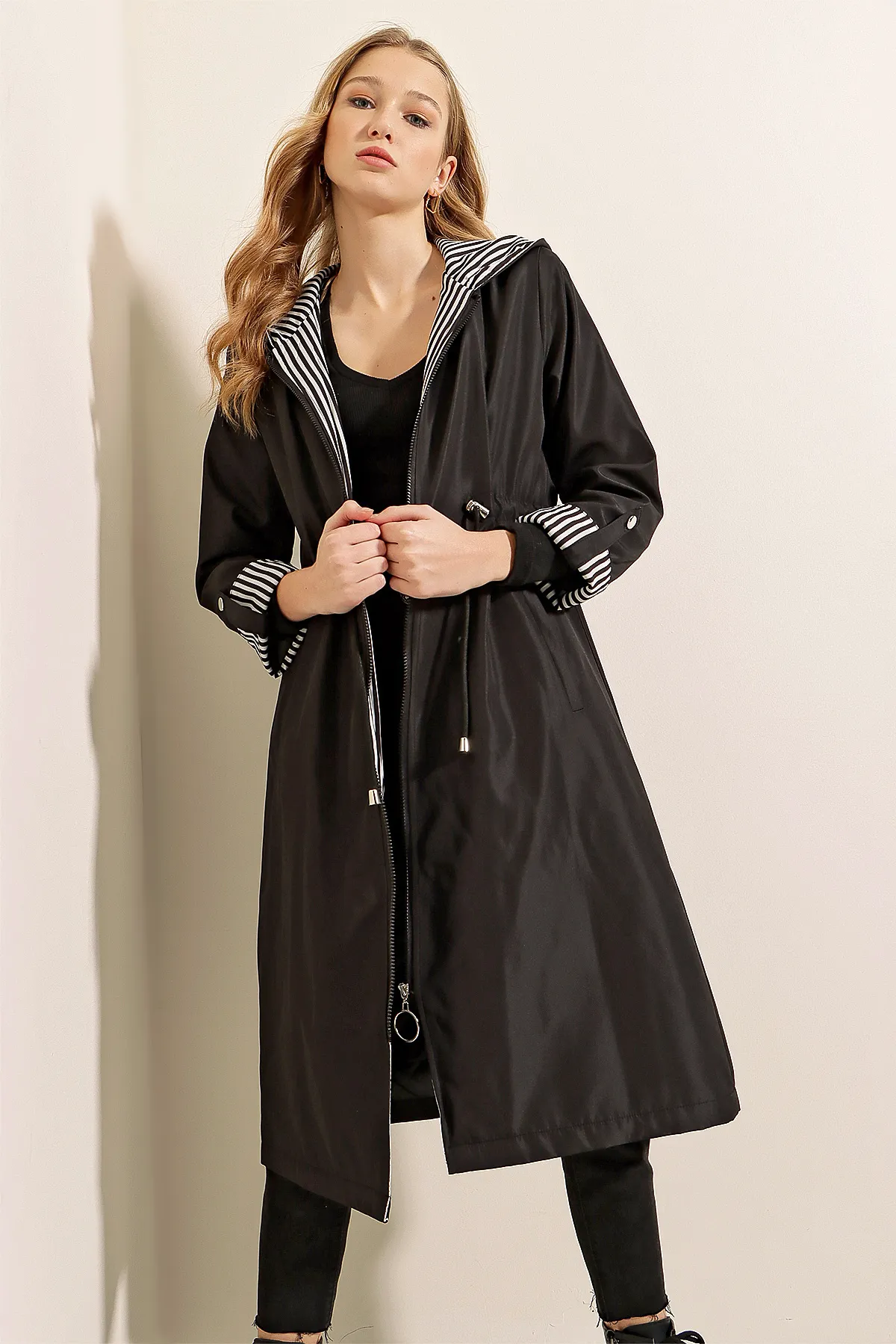 Bigdart  Modell 9091 - Schwarzer Trenchcoat mit Kapuze und Kordelzug in der Taille
