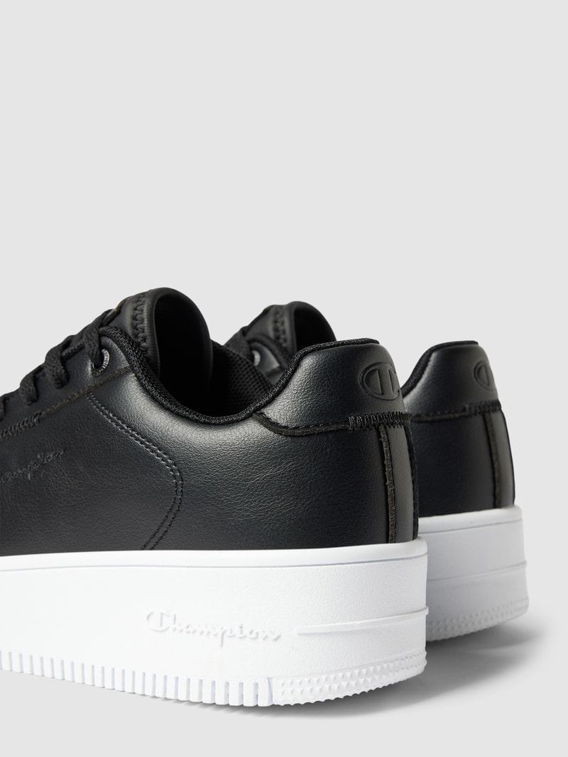 Sneaker mit Label-Detail in schwarz