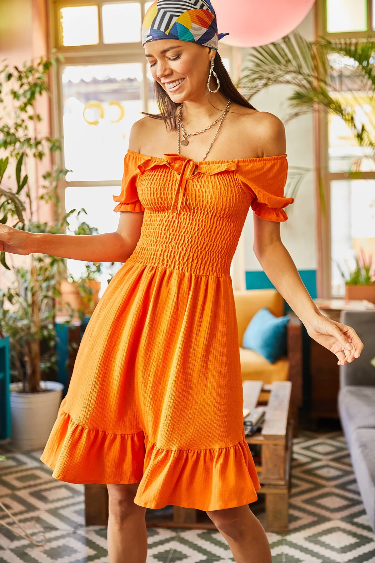 Olalook  Orangefarbenes, ausgestelltes Kleid mit Gimped-Kragen und Bindegürtel für Damen