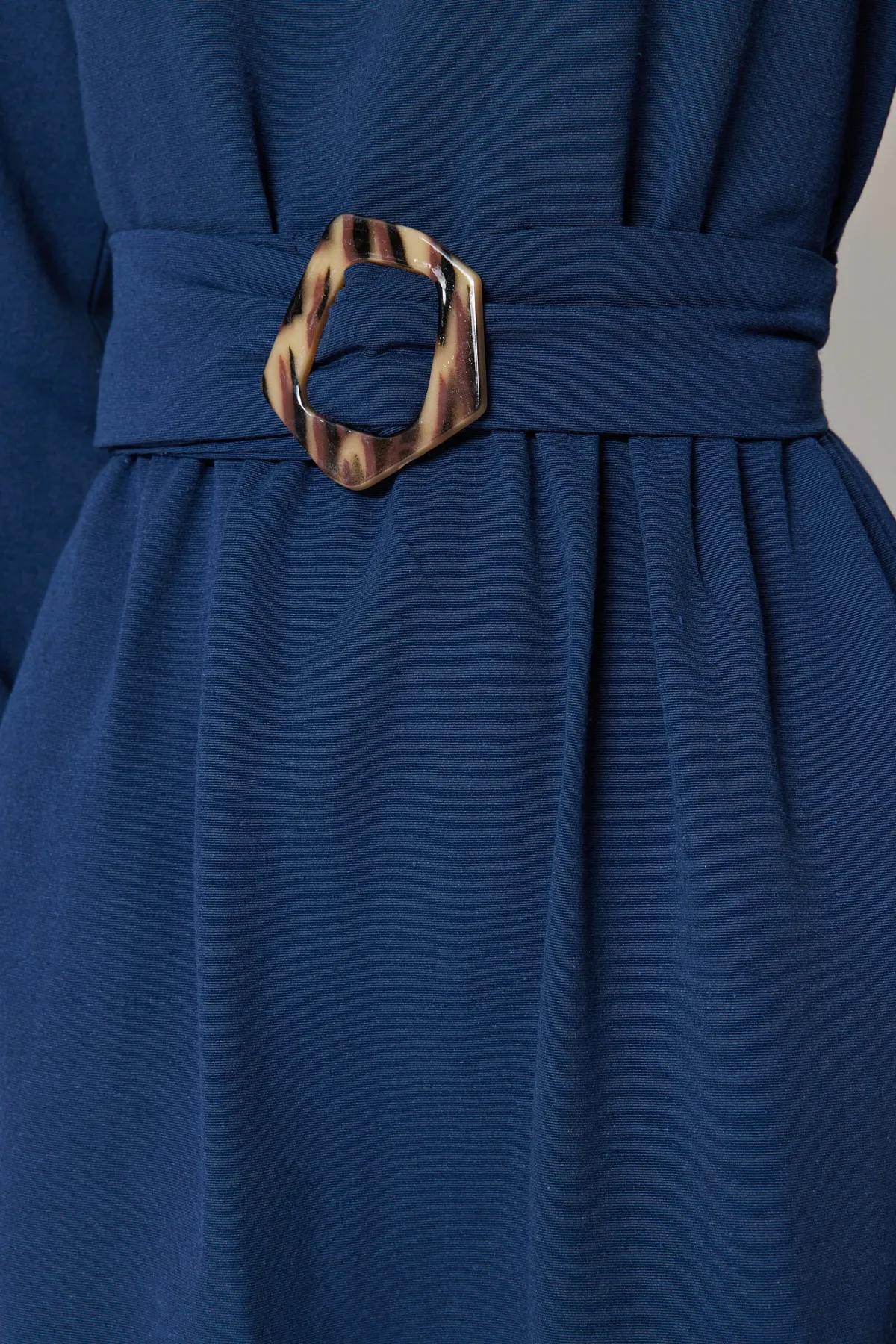 Trendyol Modest  Marineblaues gewebtes Kleid mit Stehkragen und Gürtel in Leinenoptik TCTSS23EB00018