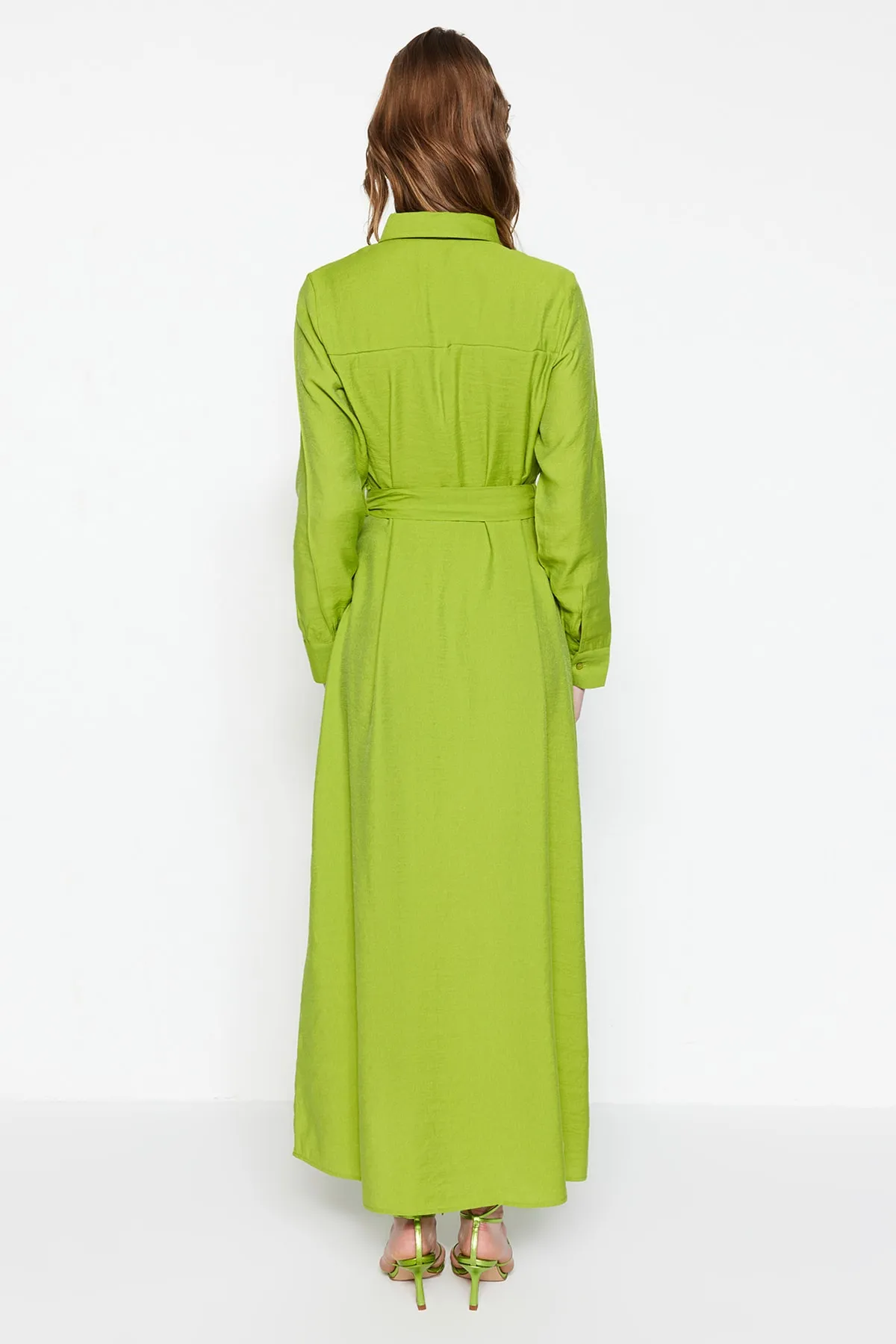 Trendyol Modest  Ölgrünes gewebtes Hemdblusenkleid mit Gürtel und Taschendetail TCTSS23EB00059